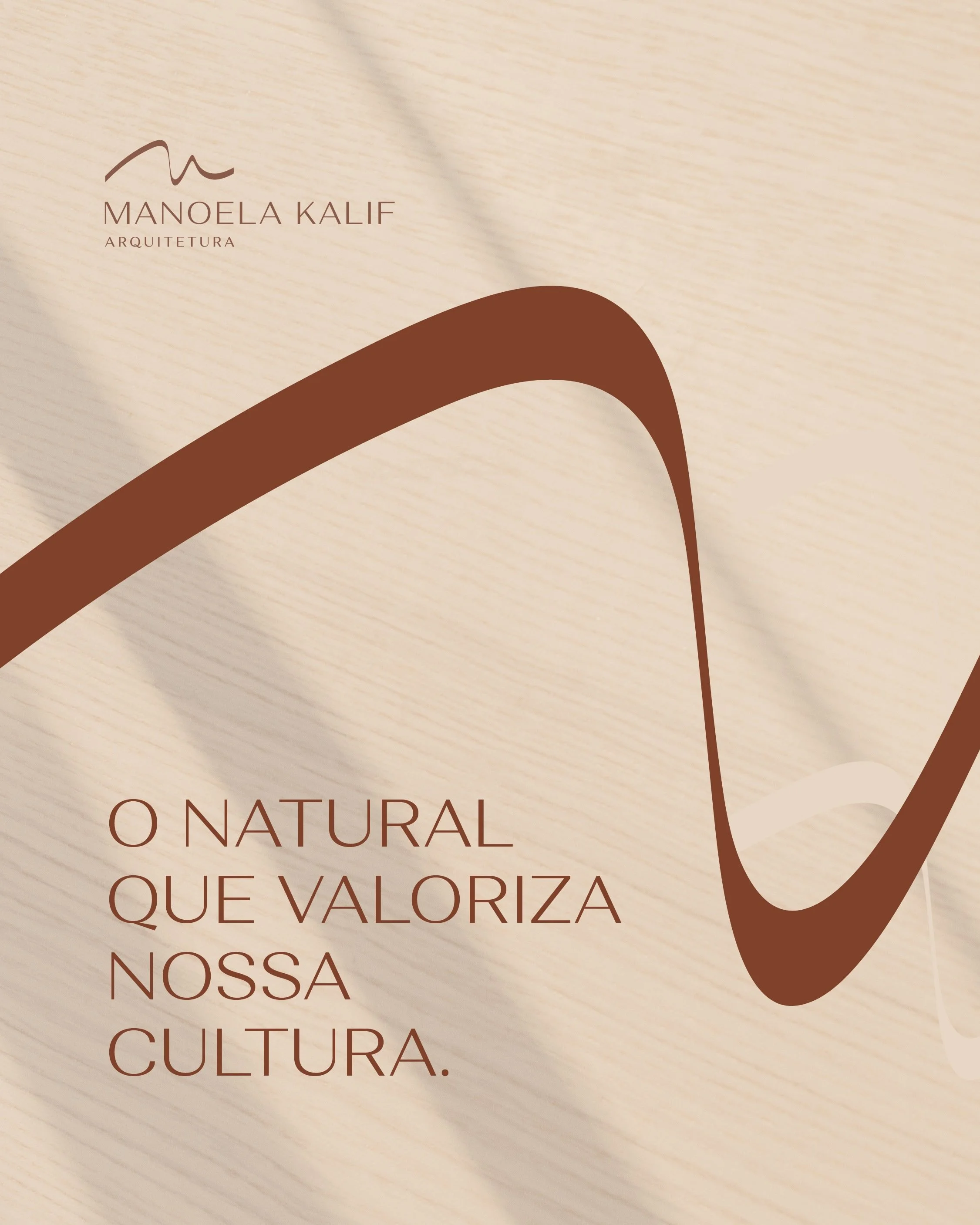 Arte para redes sociais com a identidade visual da marca Manoela Kalif e com a frase: "o natural que valoriza nossa cultura."