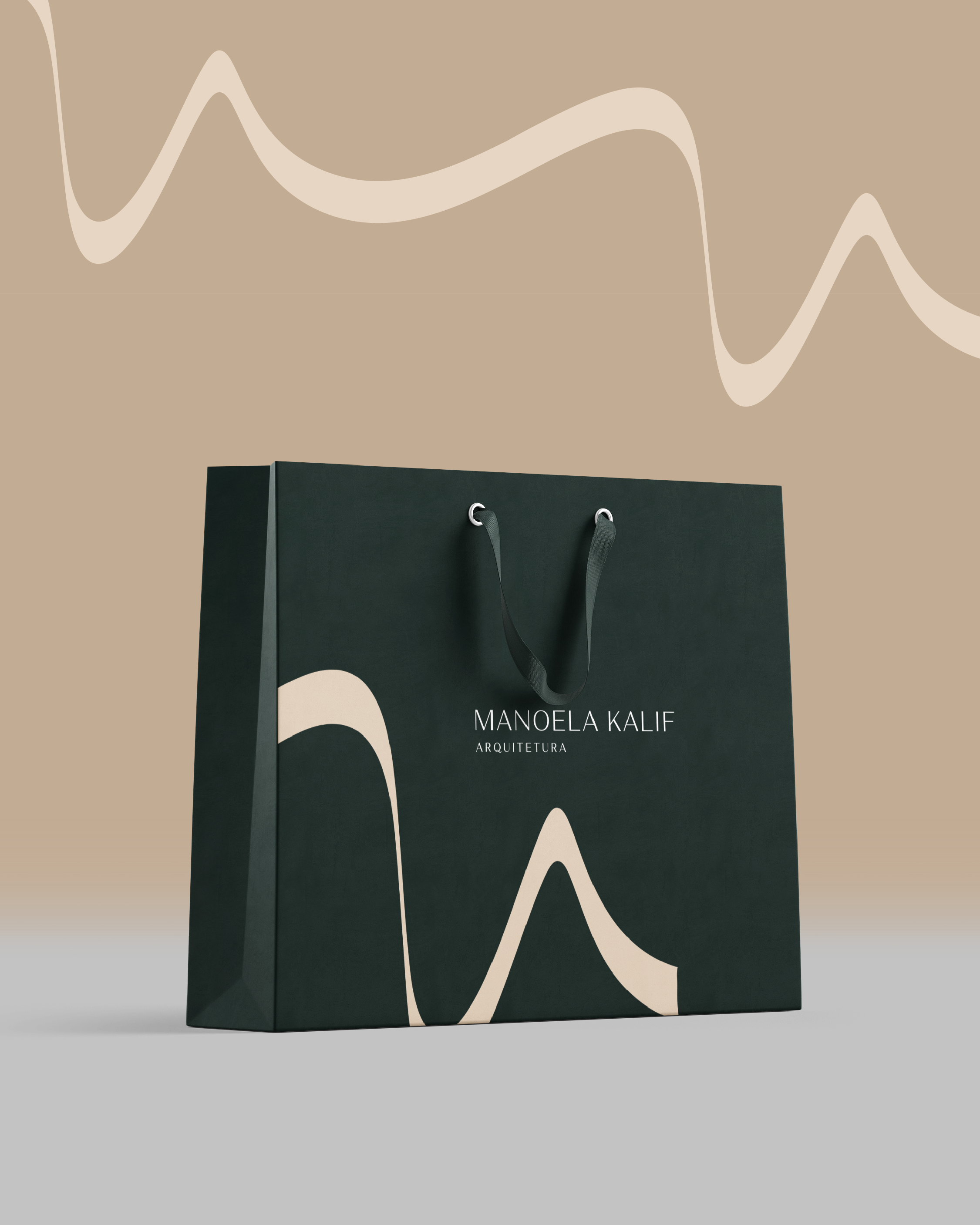 mockup da sacola de compras com a identidade visual da marca Manoela Kalif