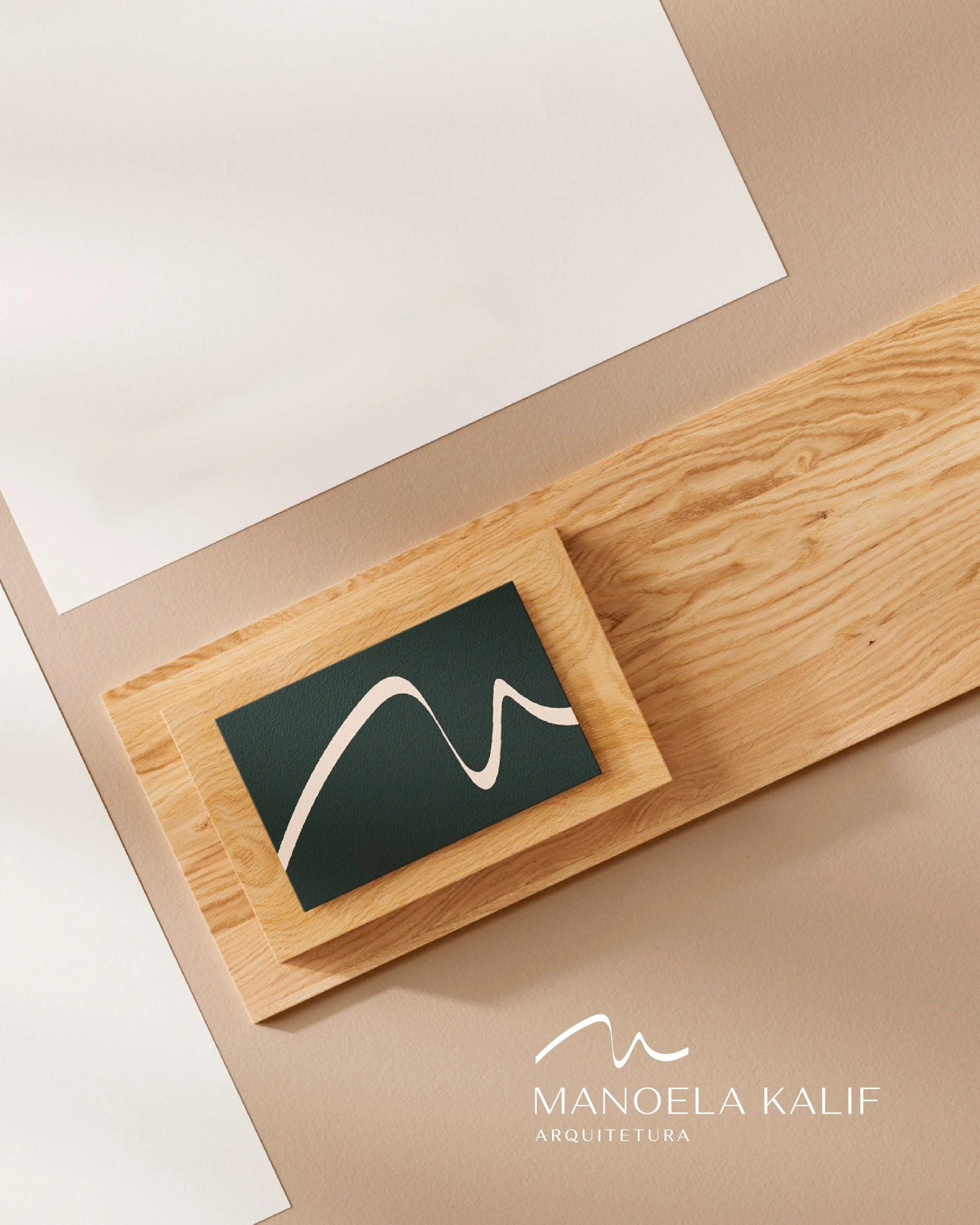 mockup do cartão de visita com a identidade visual da marca Manoela Kalif