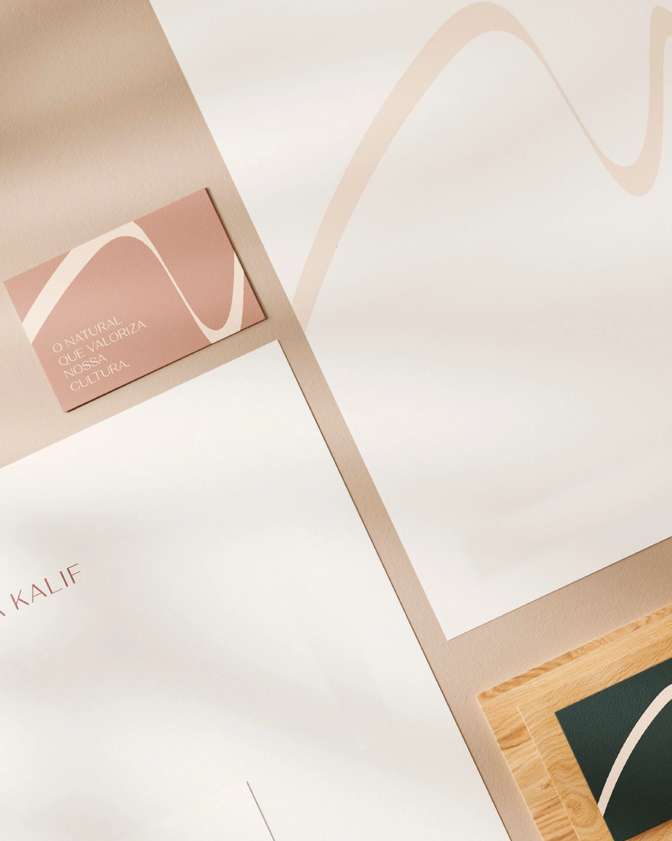 mockup do material de escritório com a identidade visual da marca Manoela Kalif