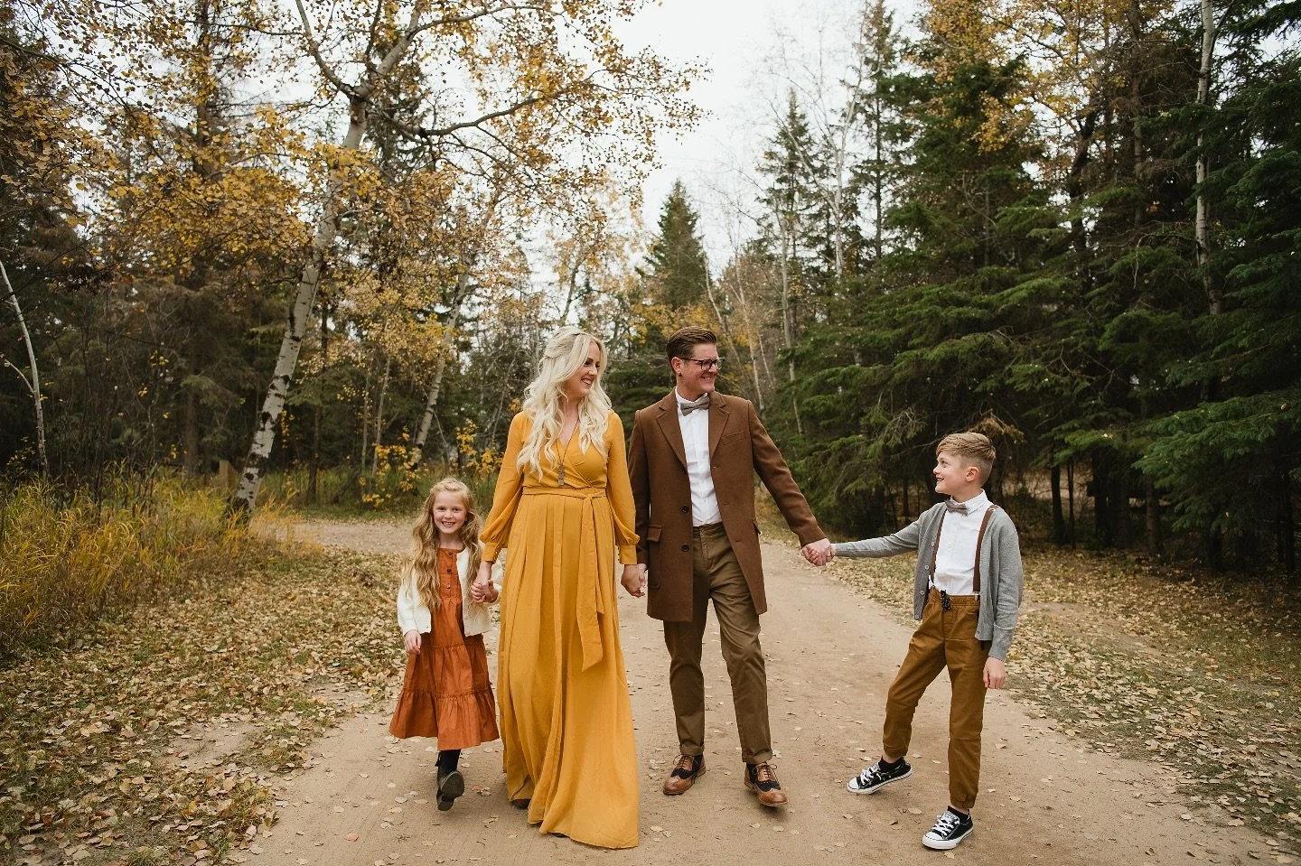 Fall is coming quicker than I&rsquo;d like to admit but it also means an influx of wonderful families in front of my lens. Send me a DM or email to info@3haus.ca if you are wanting to book I. For a fall session.