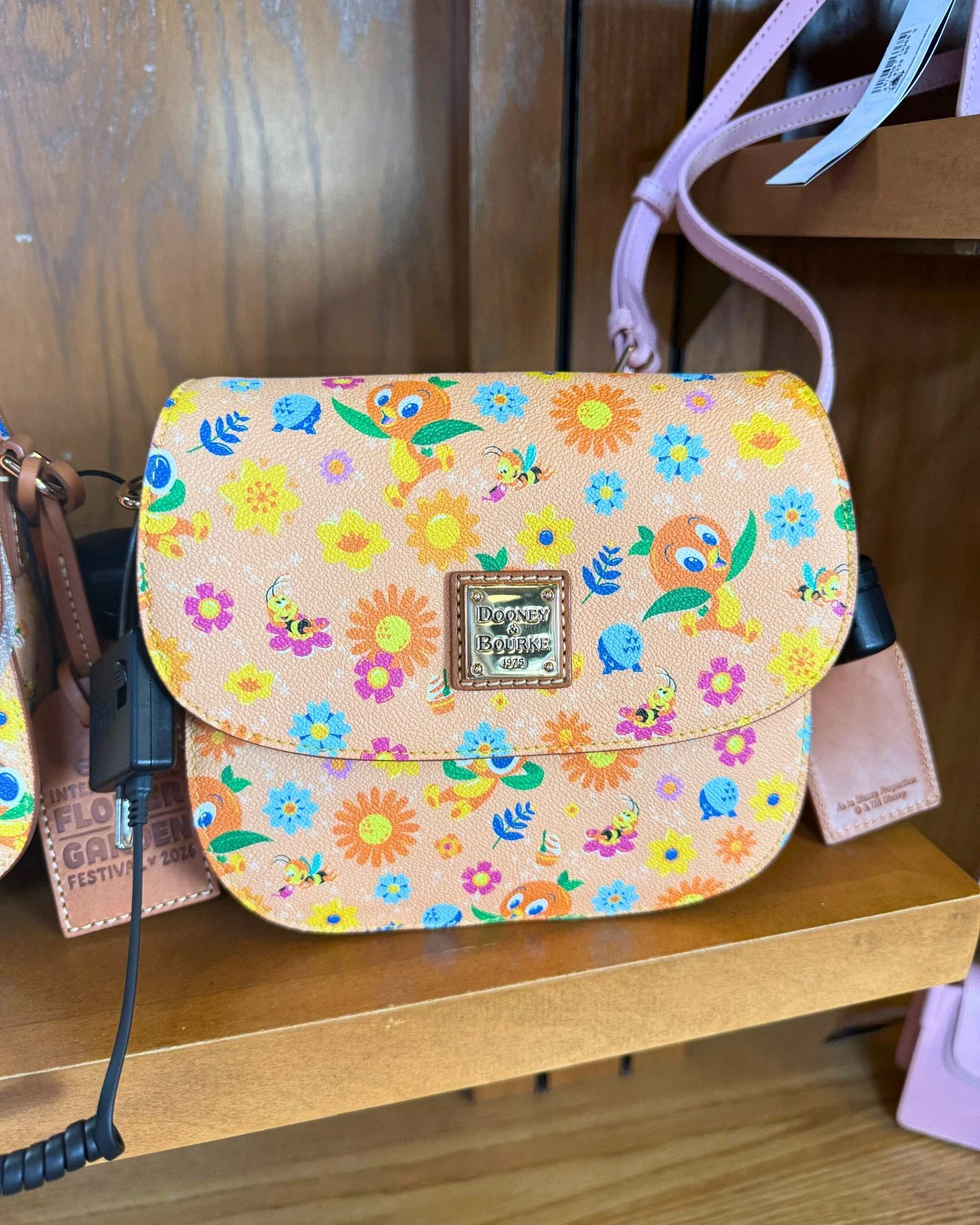 Warning: Do not look at these photos if you want to keep your wallet happy! 💸 The merchandise for this year&rsquo;s festival is next level. Between the new Orange Bird Dooney &amp; Bourke and these gorgeous Norway Pavilion Lug bags, we want it all. 