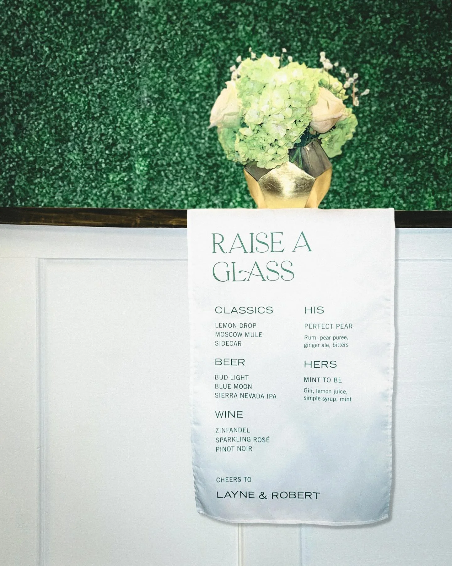 On the 10th day of Christmas&hellip; 🌿✨

Imagine your wedding as a garden oasis in a botanical wonderland. Soft hues of natural green and white, with flowers setting the perfect scene. This silk Secret Garden bar sign is the epitome of elegance, mak