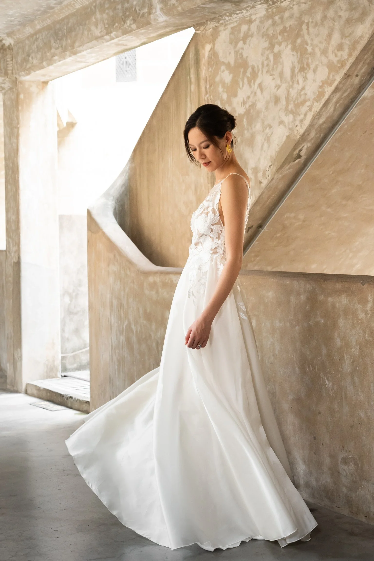 Filippa-brudekjolen set fra siden med en let, voluminøs silhuet i silkeorganza-satin