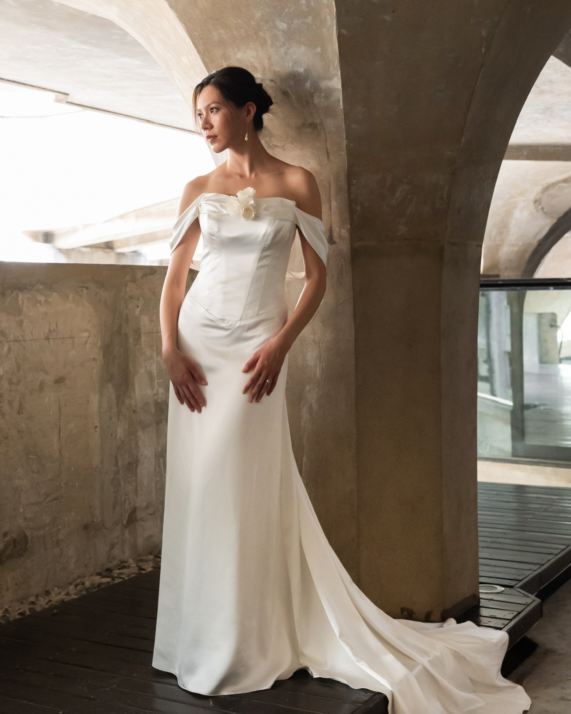 Celine
  Ærmer Korte, Hals Corsage, Ryg Åben, Detaljer Ferskvandsperler, Detaljer Blomster, Detalje drapering, Stil Tætsiddende, Stil Corsage  