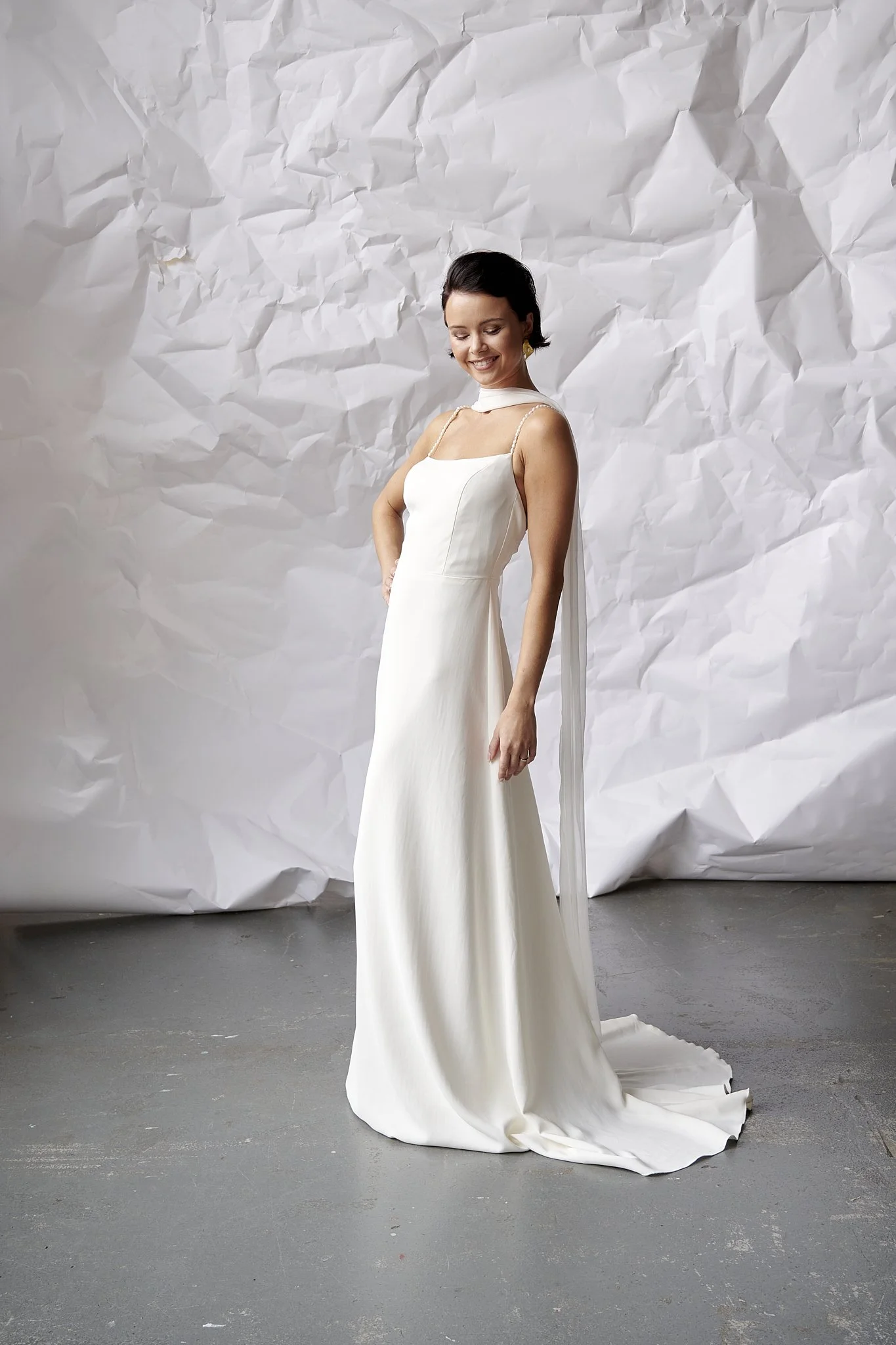 Ruth brudekjole – sidevinkel der fremhæver perlestropper og figur