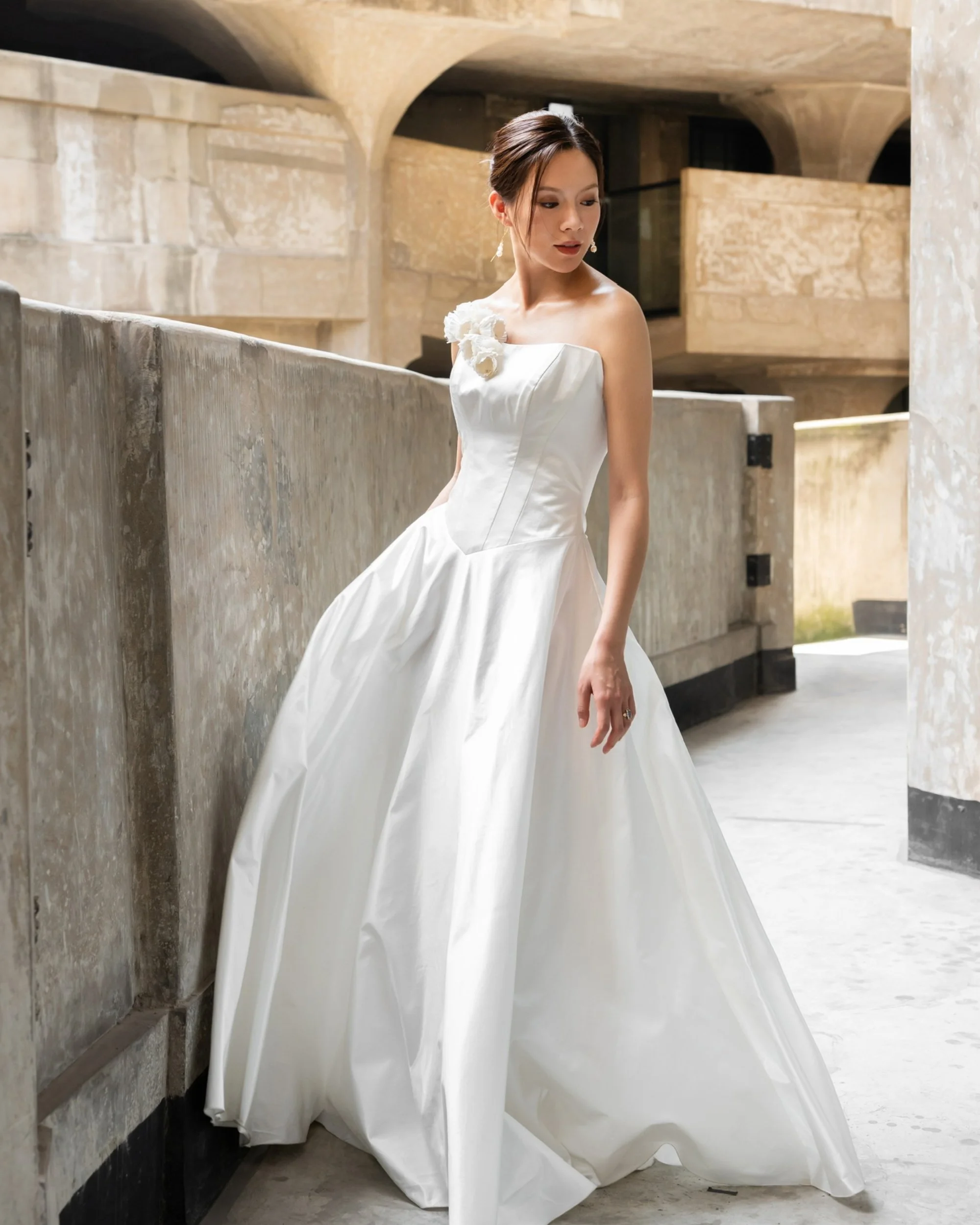 Bella
  Ærmer Uden, Hals Corsage, Ryg Åben, Detaljer Blonder, Detaljer Ferskvandsperler, Detaljer Blomster, Stil Ballgown, Stil Corsage  