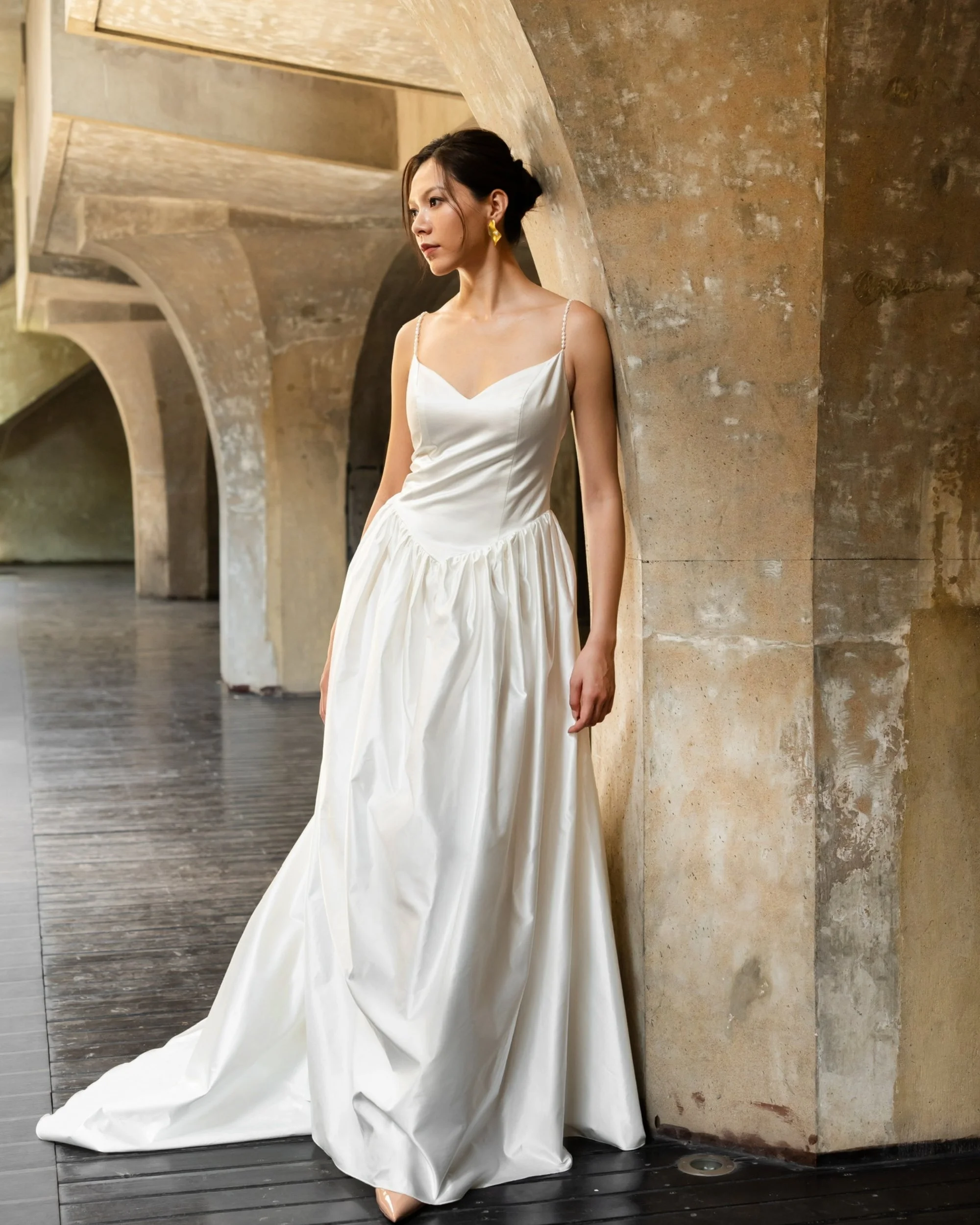 Julia
 Ærmer Uden, Hals Bådudskæring, Hals V-hals, Ryg Åben, Detaljer Ferskvandsperler, Stil Ballgown, Stil Enkel 