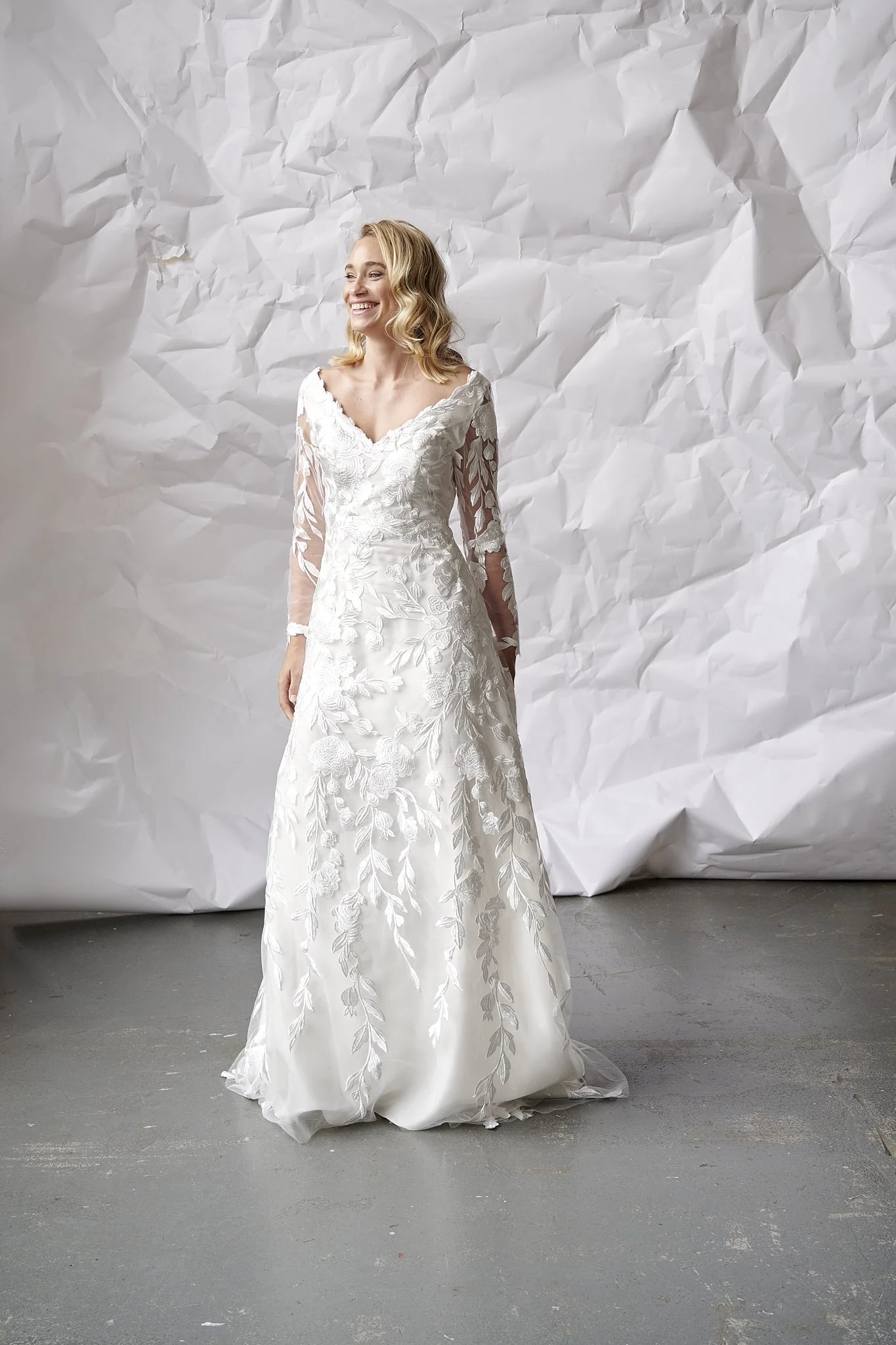 edith brudekjole forfra med dyb V-udskæring