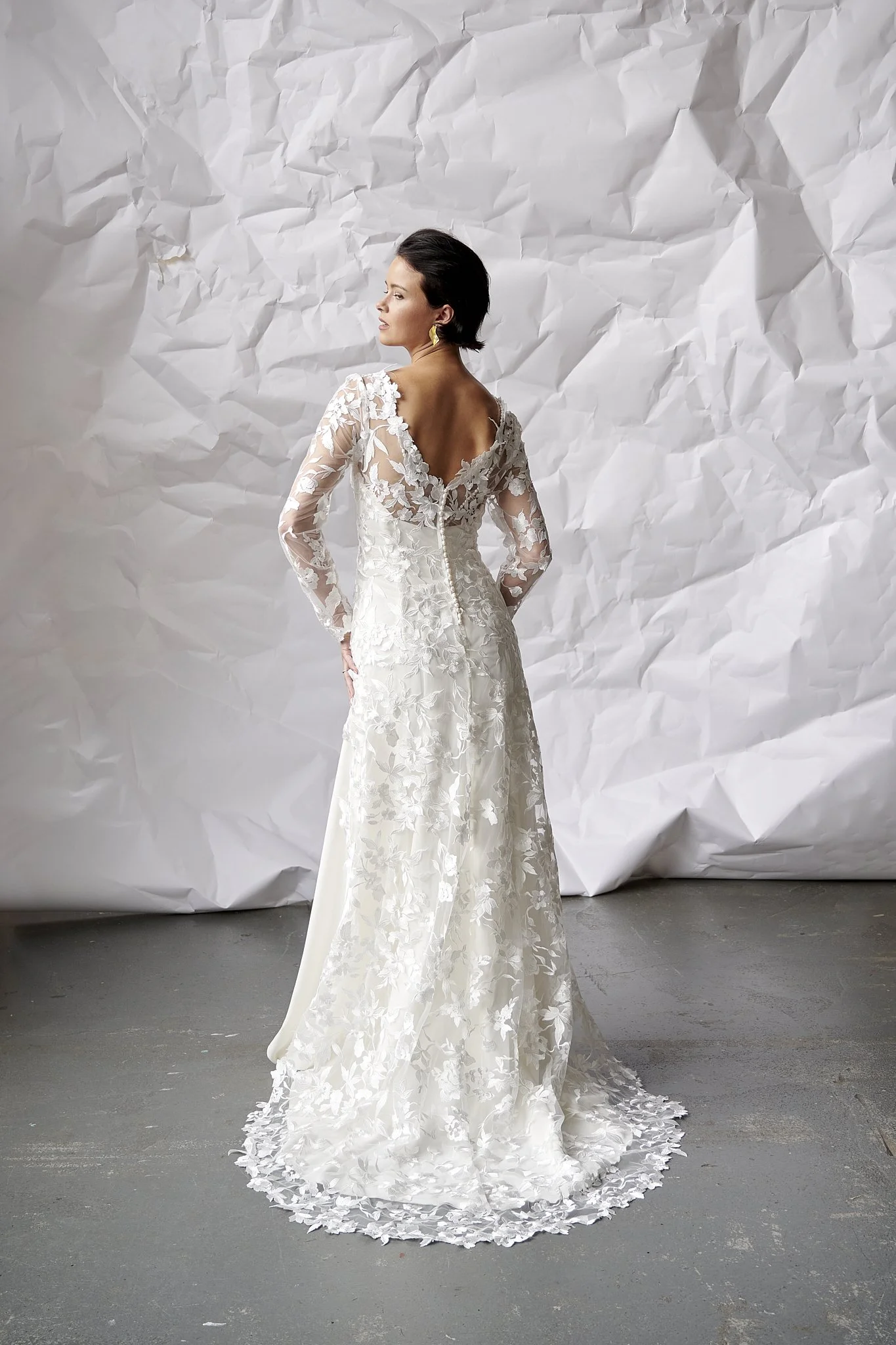 dak cape blonde brudekappe ryg dyb ryg med perleknapper