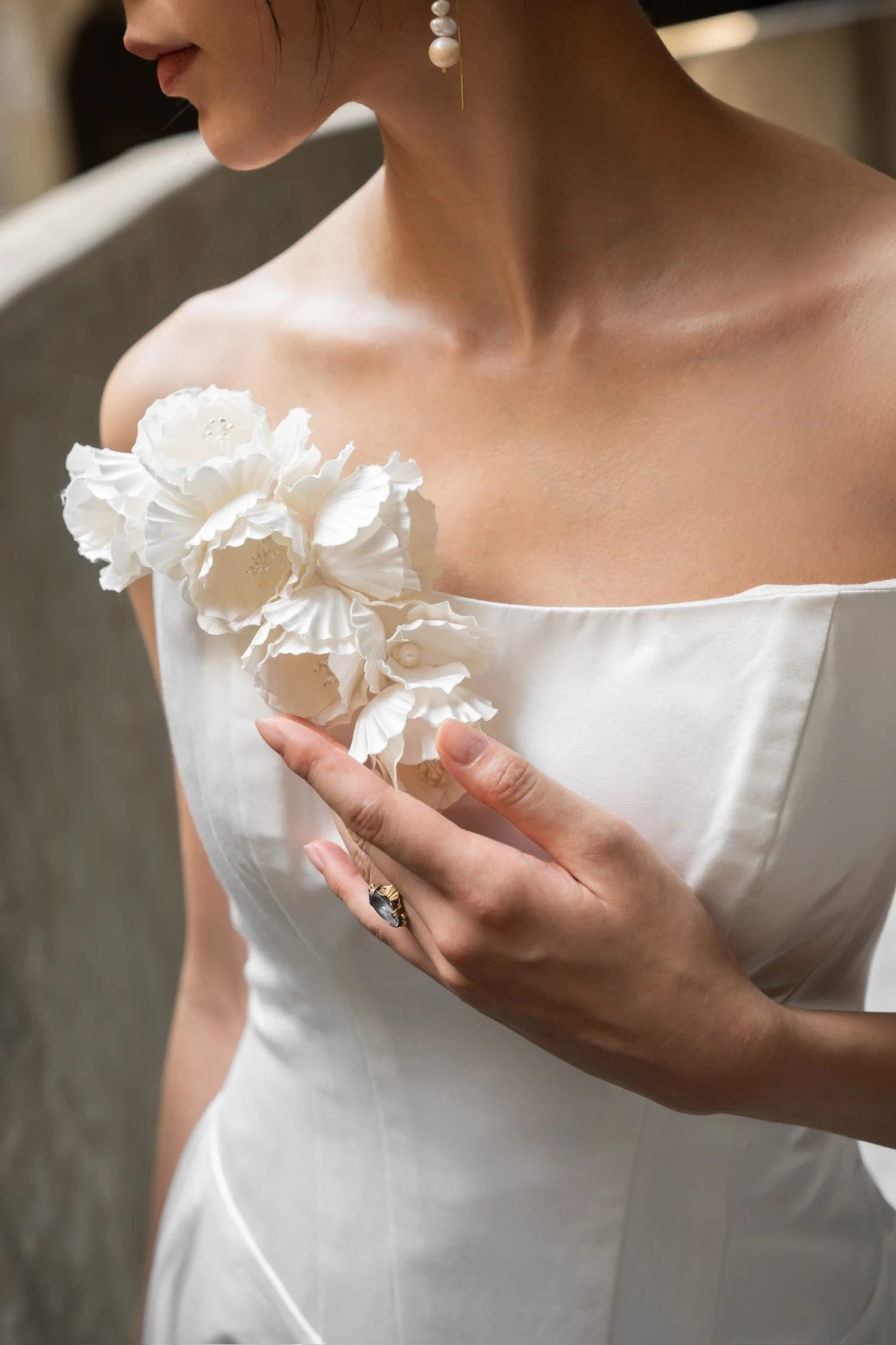Detalje af blomster på corsagen på Bella brudekjole