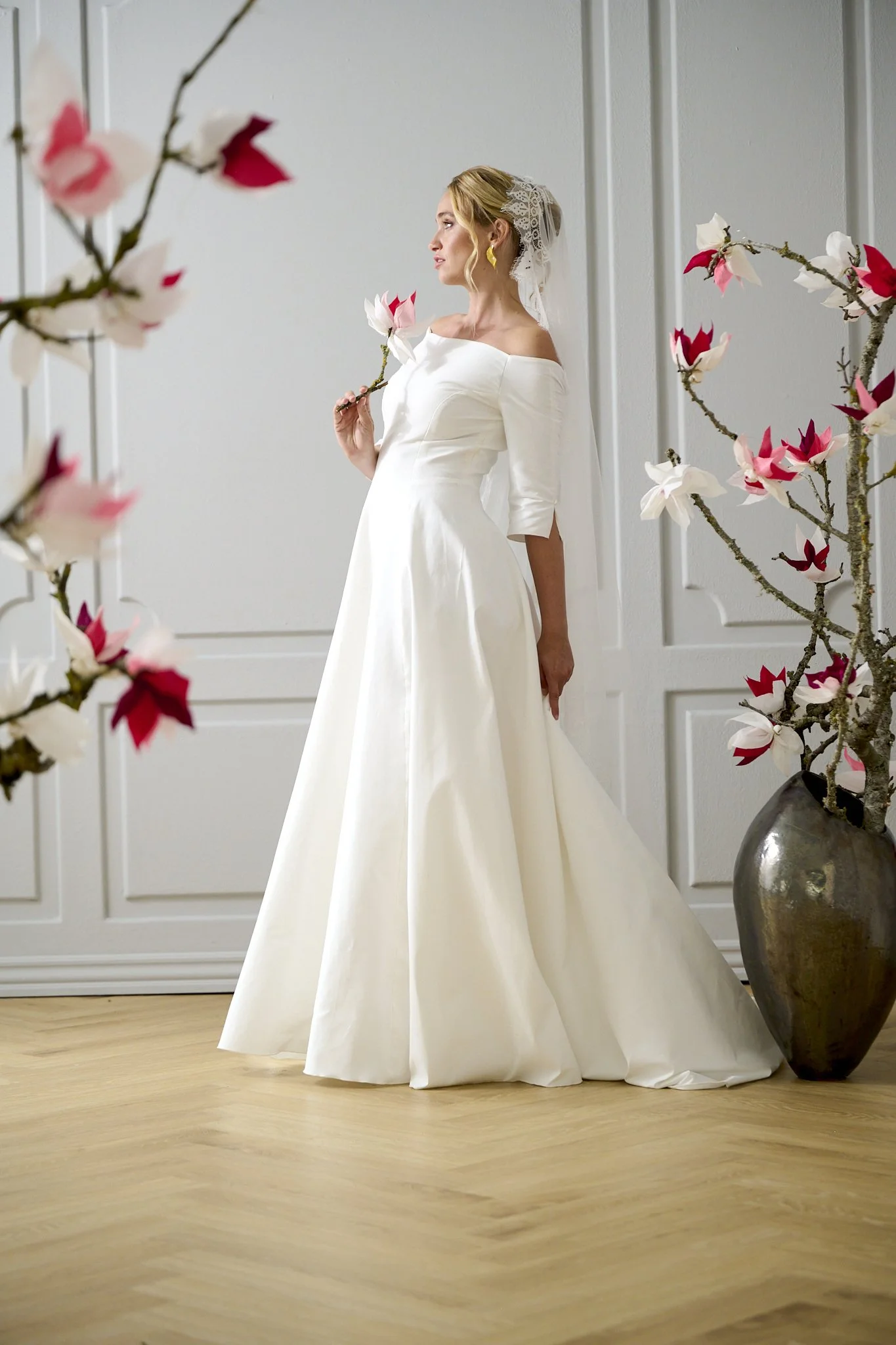 dagmar brudekjole side bådudskæring med ærmer