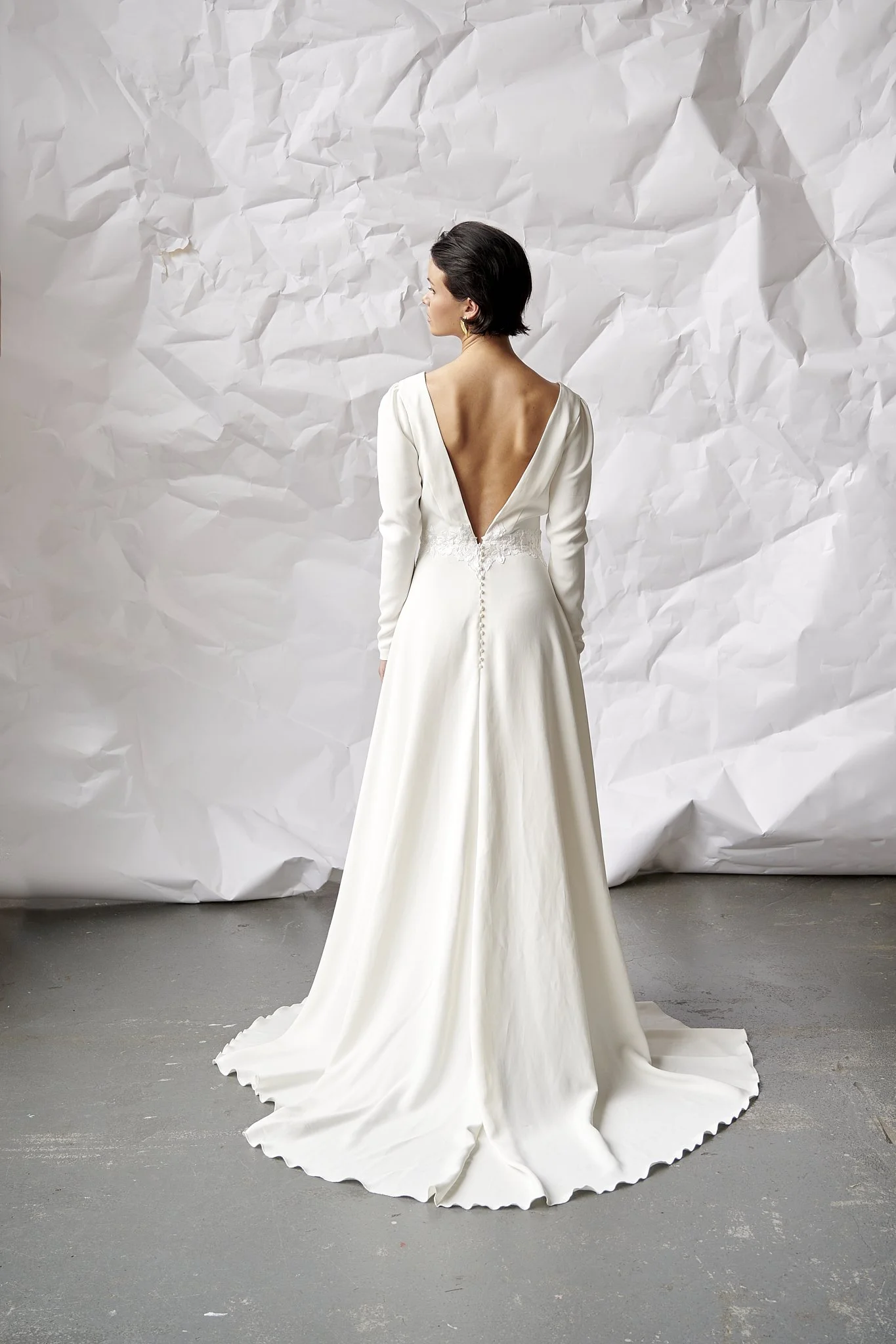 sørine brudekjole ryg med åben V-ryg og ferskvandsperler