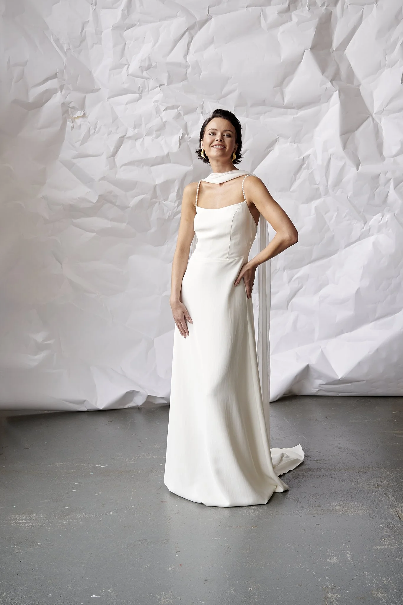 Ruth brudekjole – minimalistisk design set forfra i fuld længde