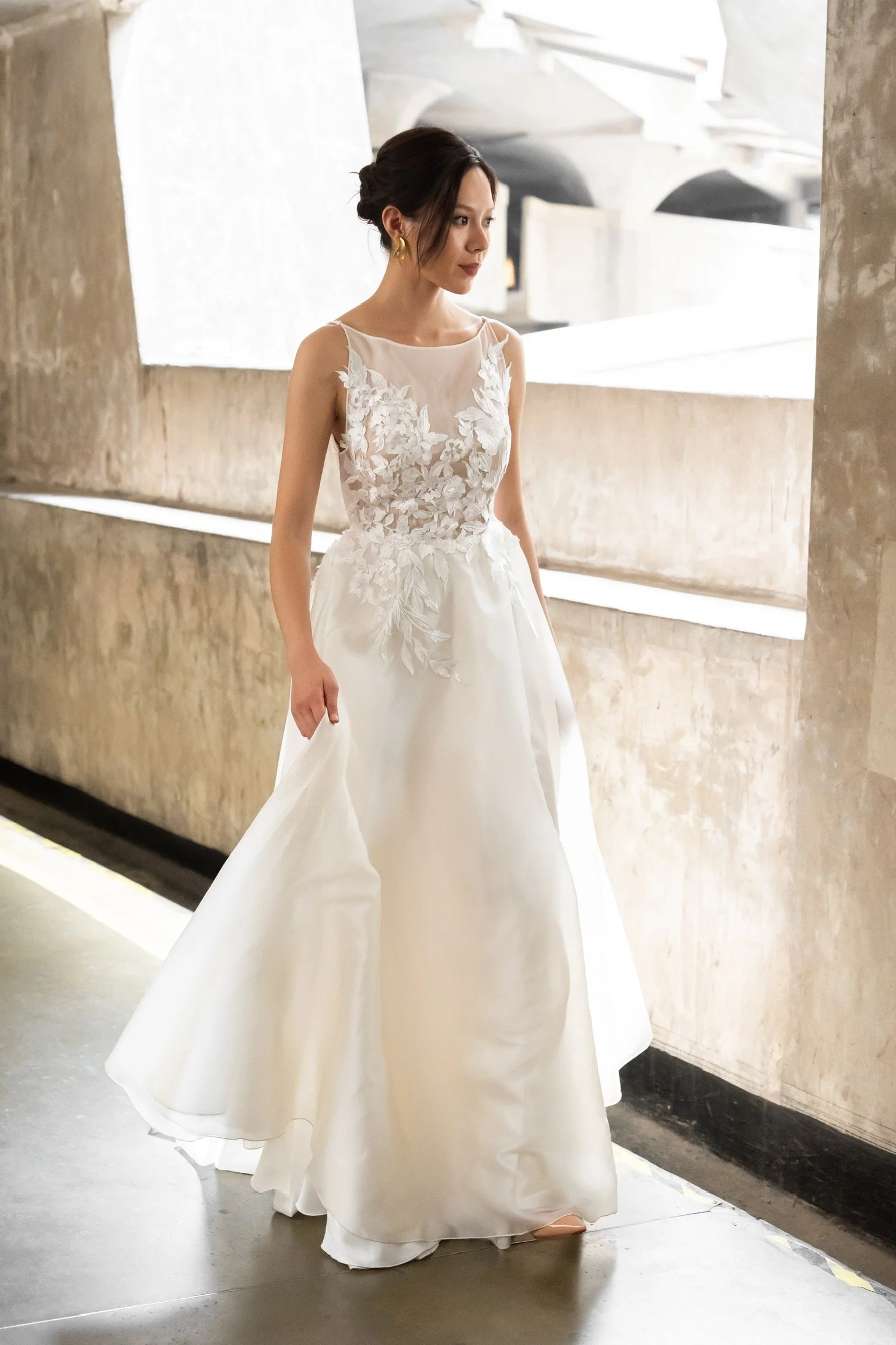 Model gående i Filippa-brudekjolen med et let og voluminøst skørt i silkeorganza-satin
