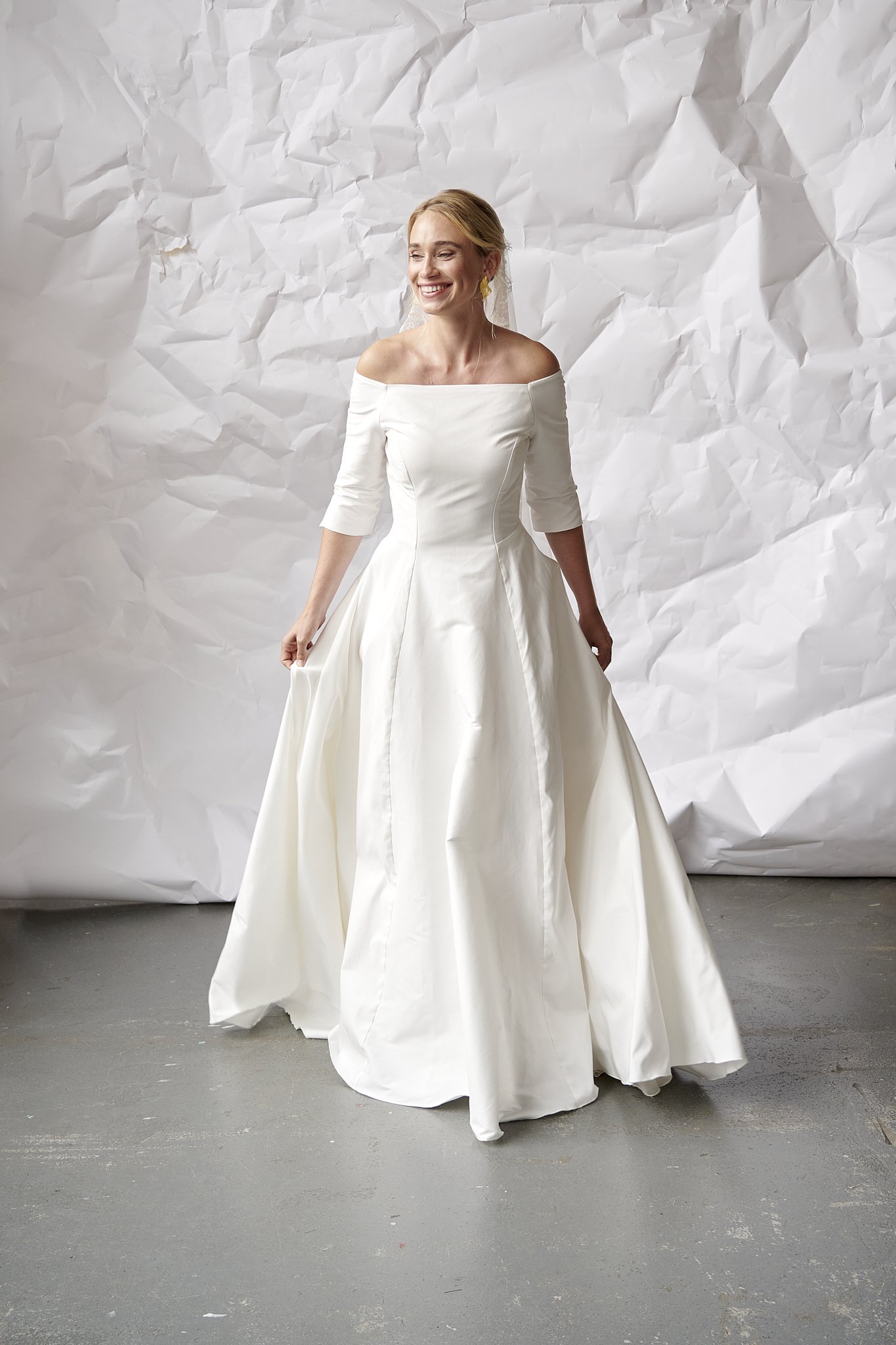 dagmar brudekjole forfra ballgown med bådudskæring