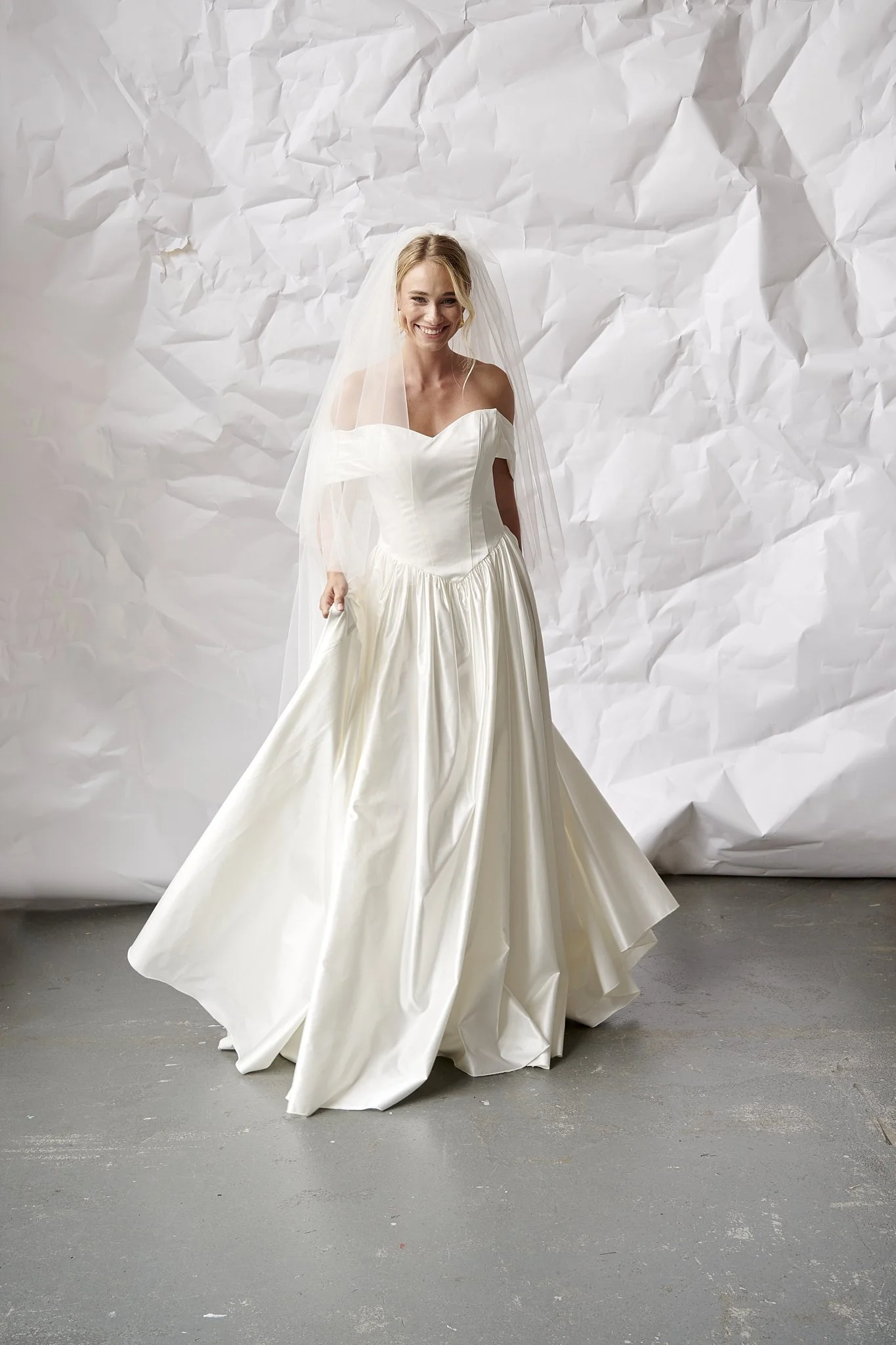 Anne Sophie ballgown-brudekjole med sweetheart-udskæring og draperede ærmer – set forfra fra Buch Couture