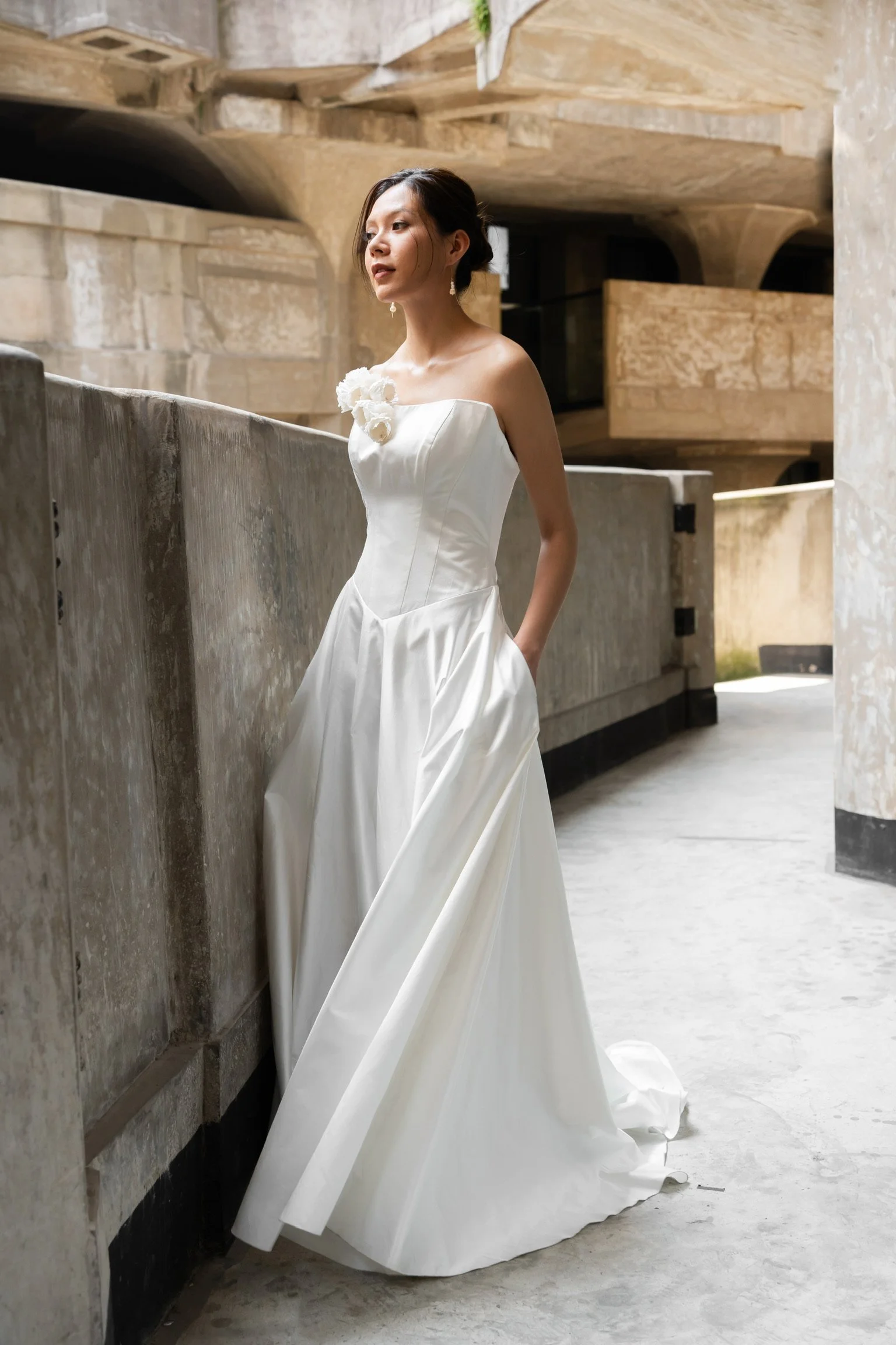 Bella brudekjole med corsage, ballgown-silhuet og lommer