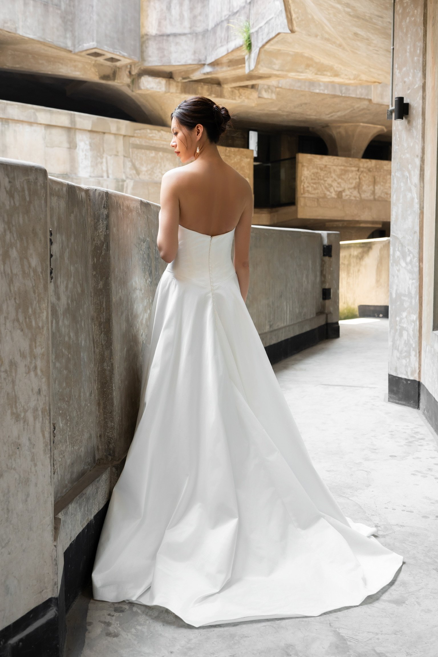 Bella brudekjole med corsage i ballgown-silhuet set bagfra