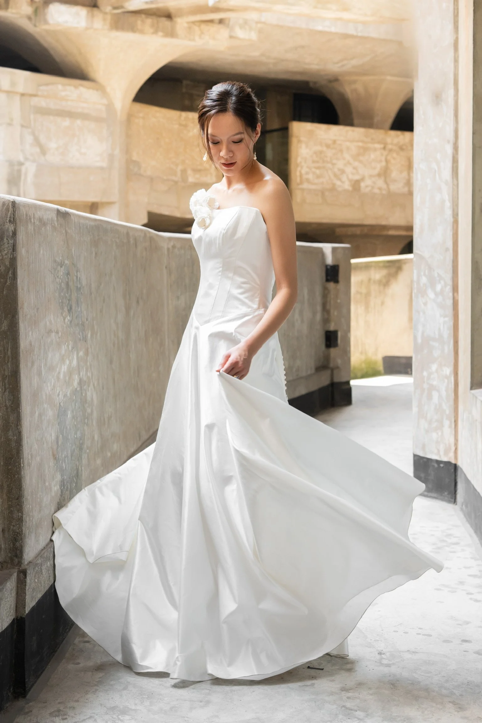 Bella brudekjole med corsage i ballgown-silhuet set fra siden