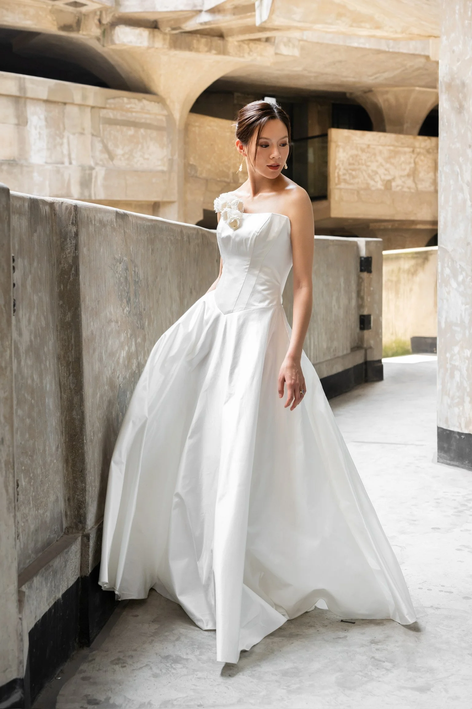 Bella brudekjole med corsage og ballgown-nederdel set forfra