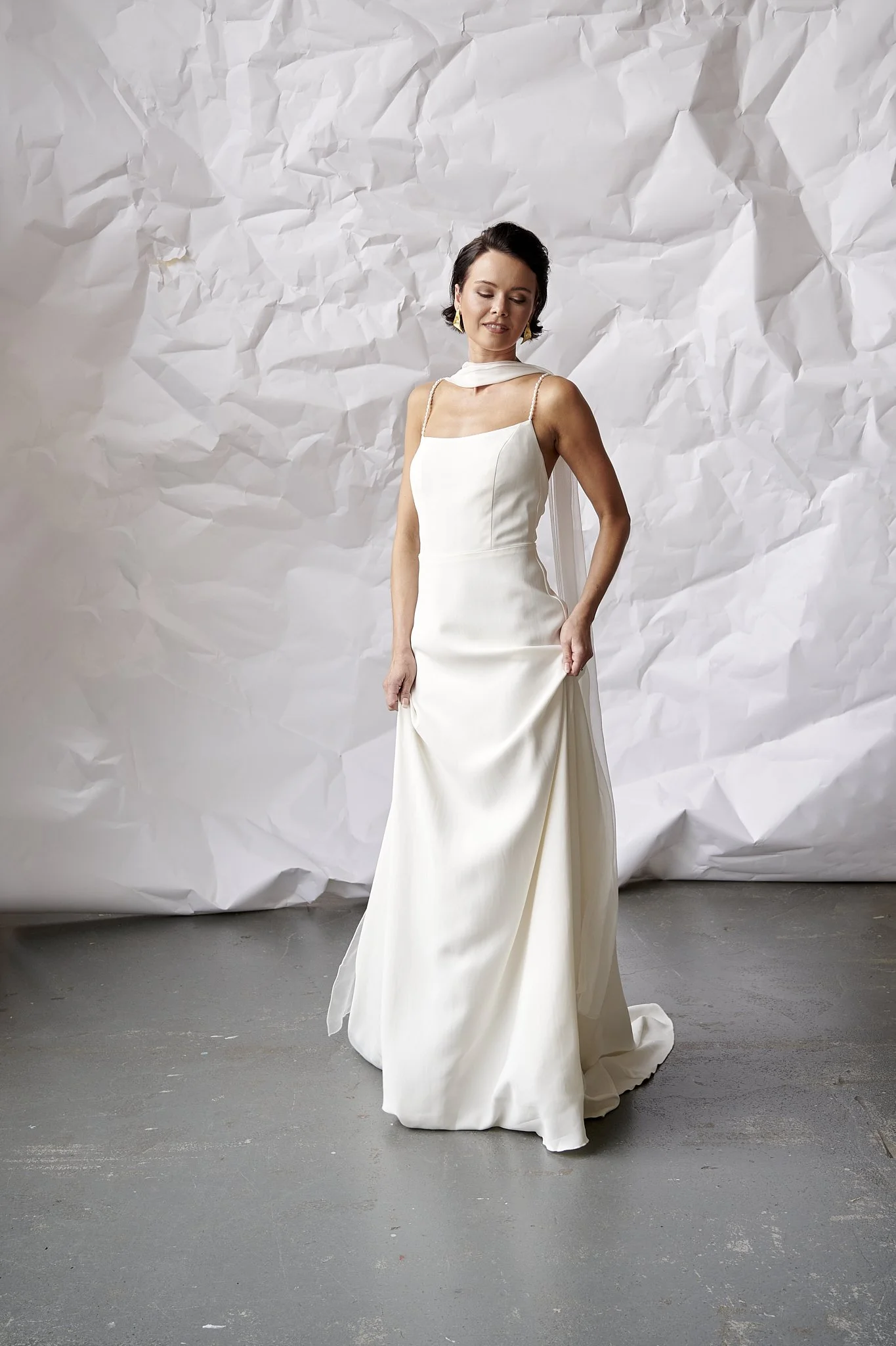 Ruth brudekjole – enkel og sofistikeret forfra med bred udskæring