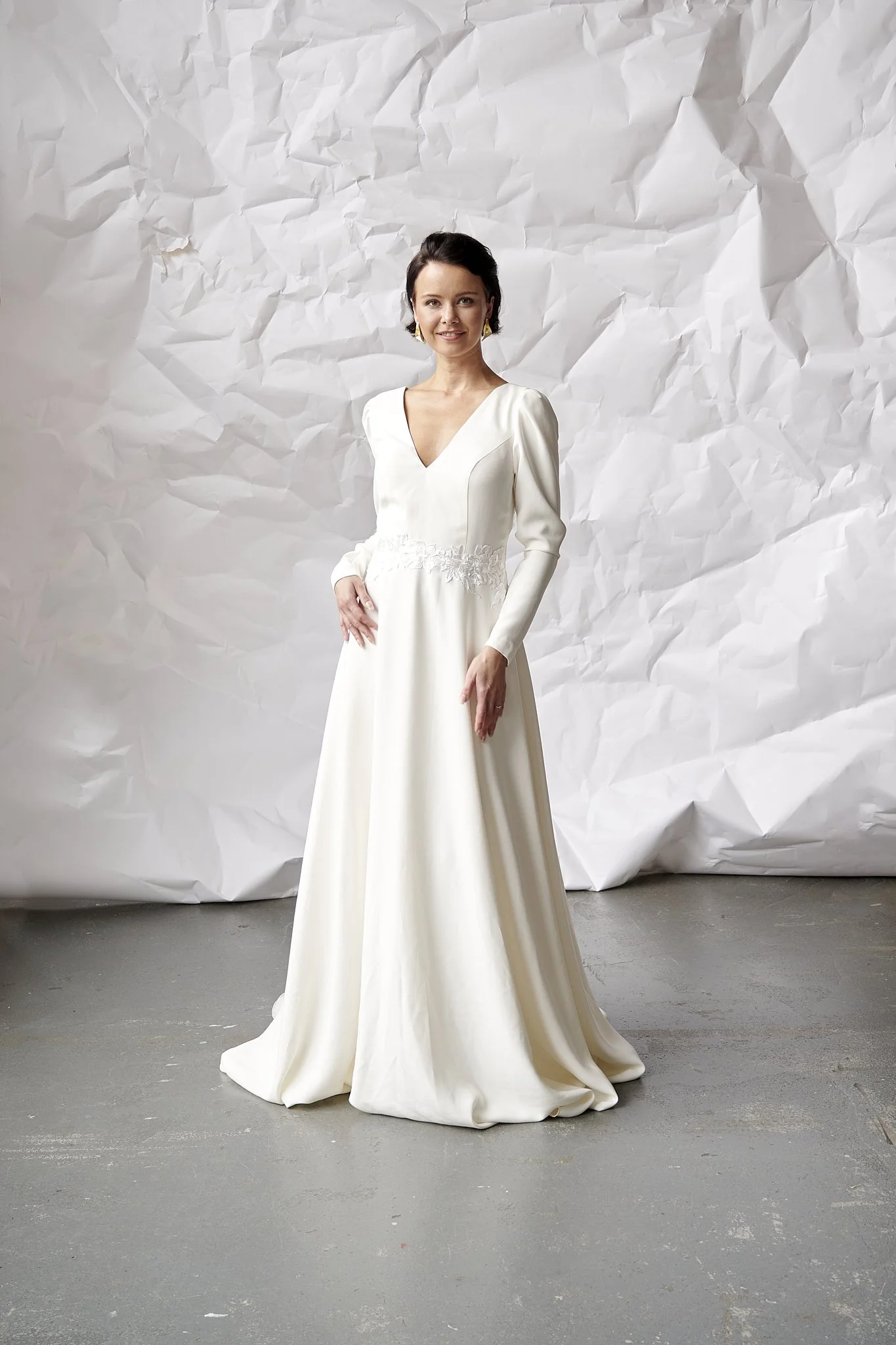 sørine brudekjole forfra med dyb V-udskæring