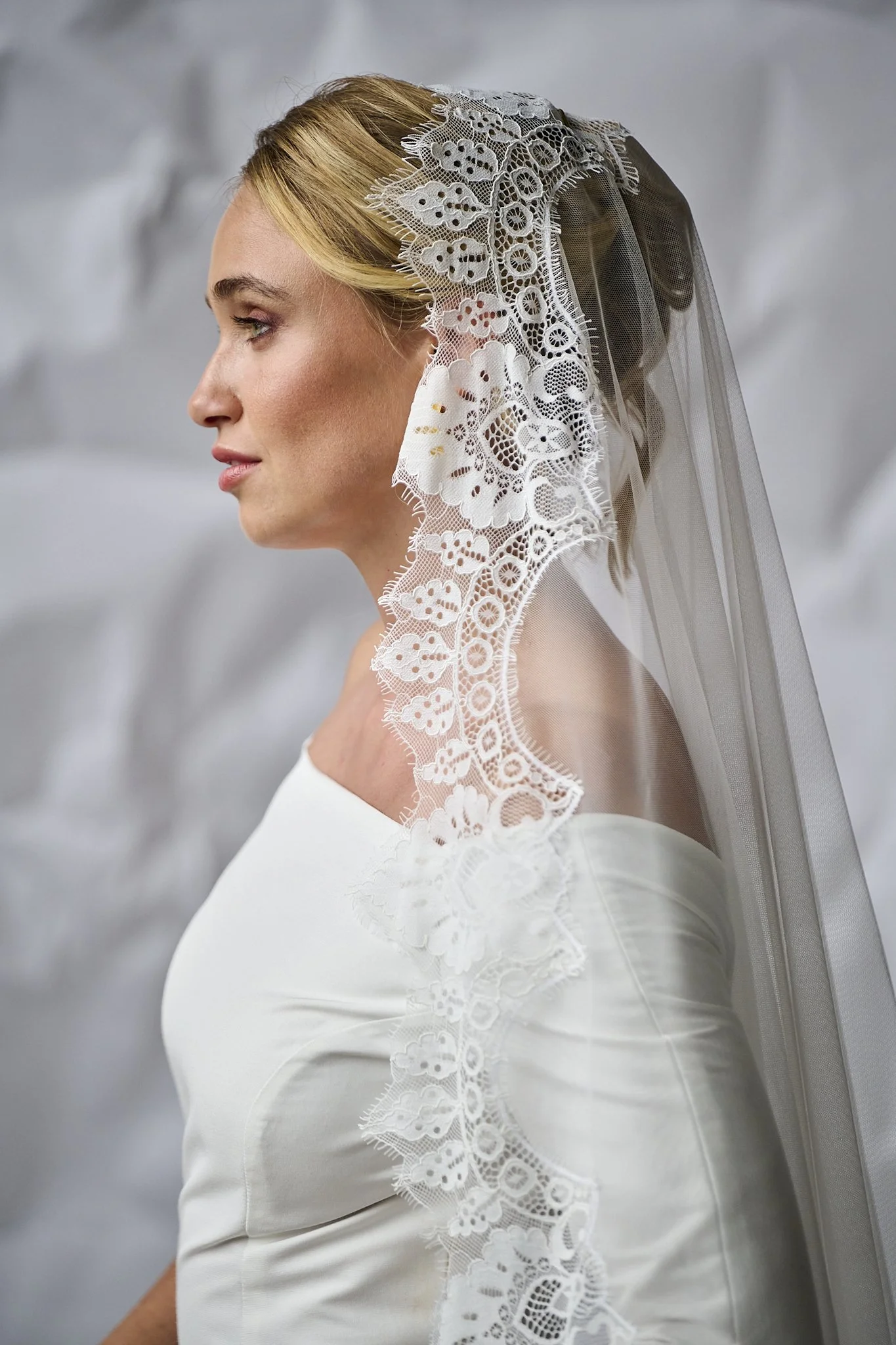 dagmar slør set fra siden med detalje af bred blondekant