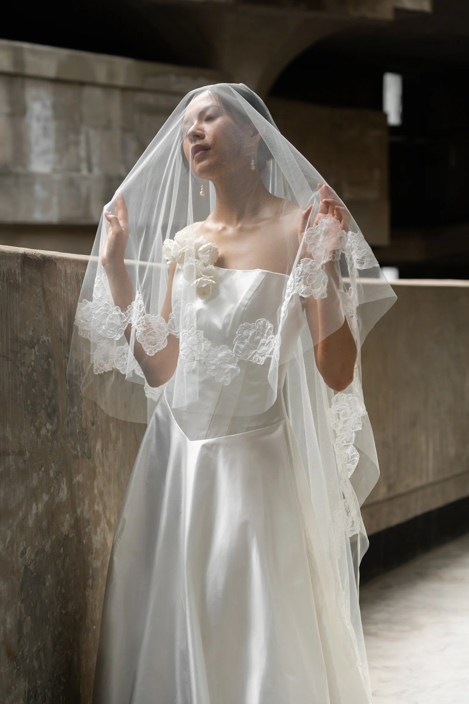Bella brudekjole med corsage, ballgown-silhuet og blusher-slør set forfra