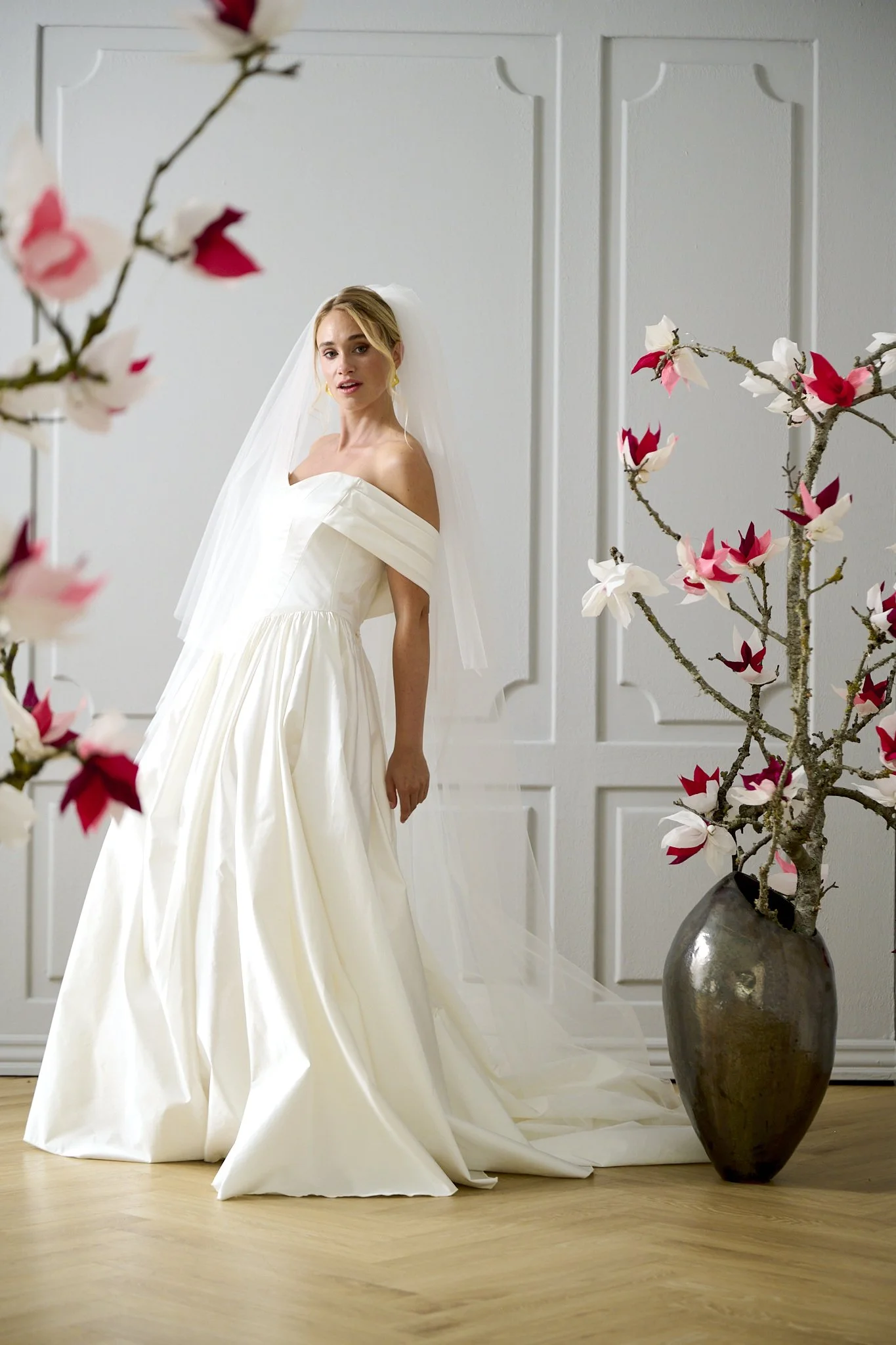 	Ballgown-brudekjole Anne Sophie – silhuet fra siden med markeret talje
