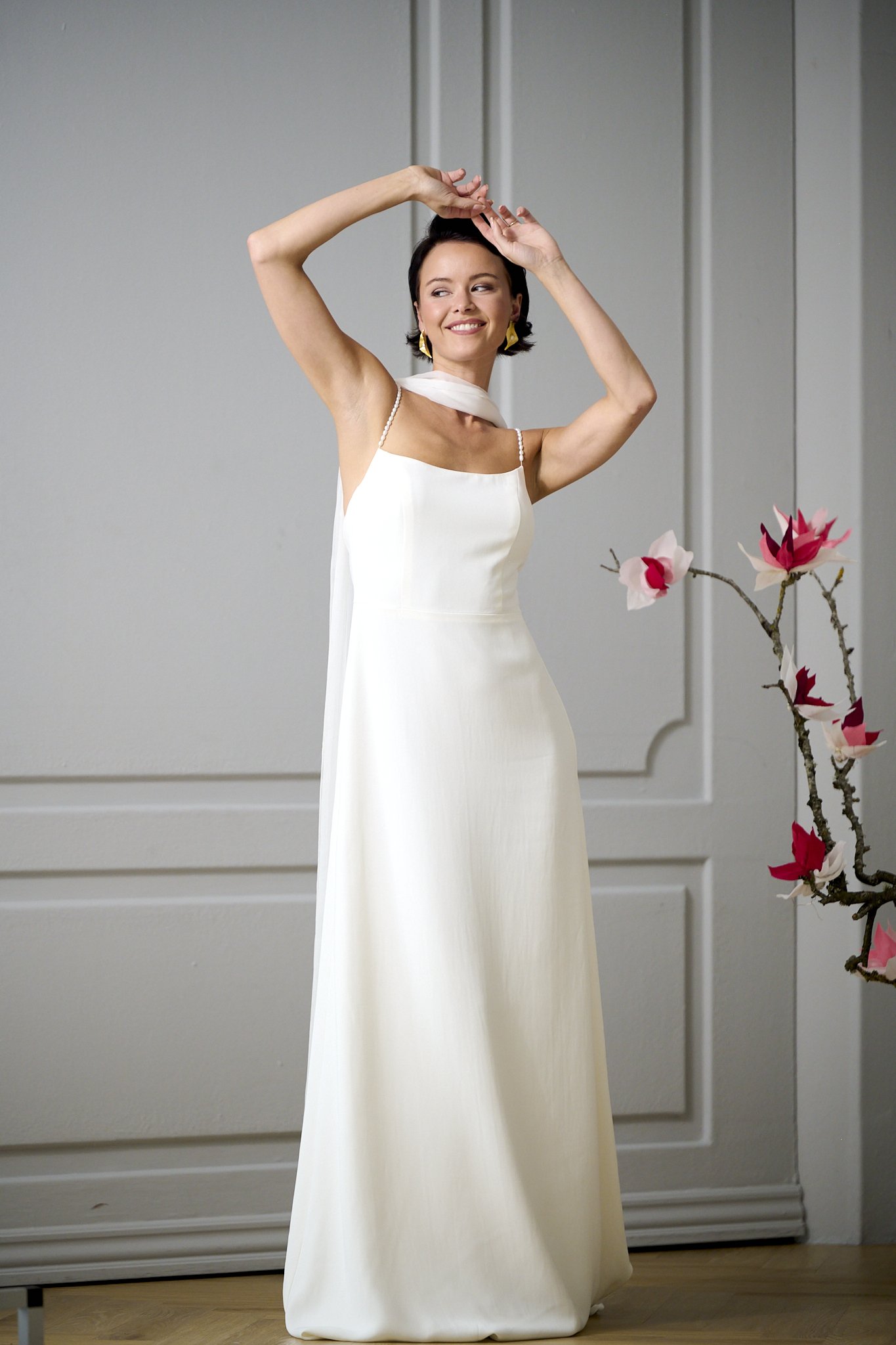 Ruth brudekjole – moderne udtryk med bred udskæring og fremhævede kraveben