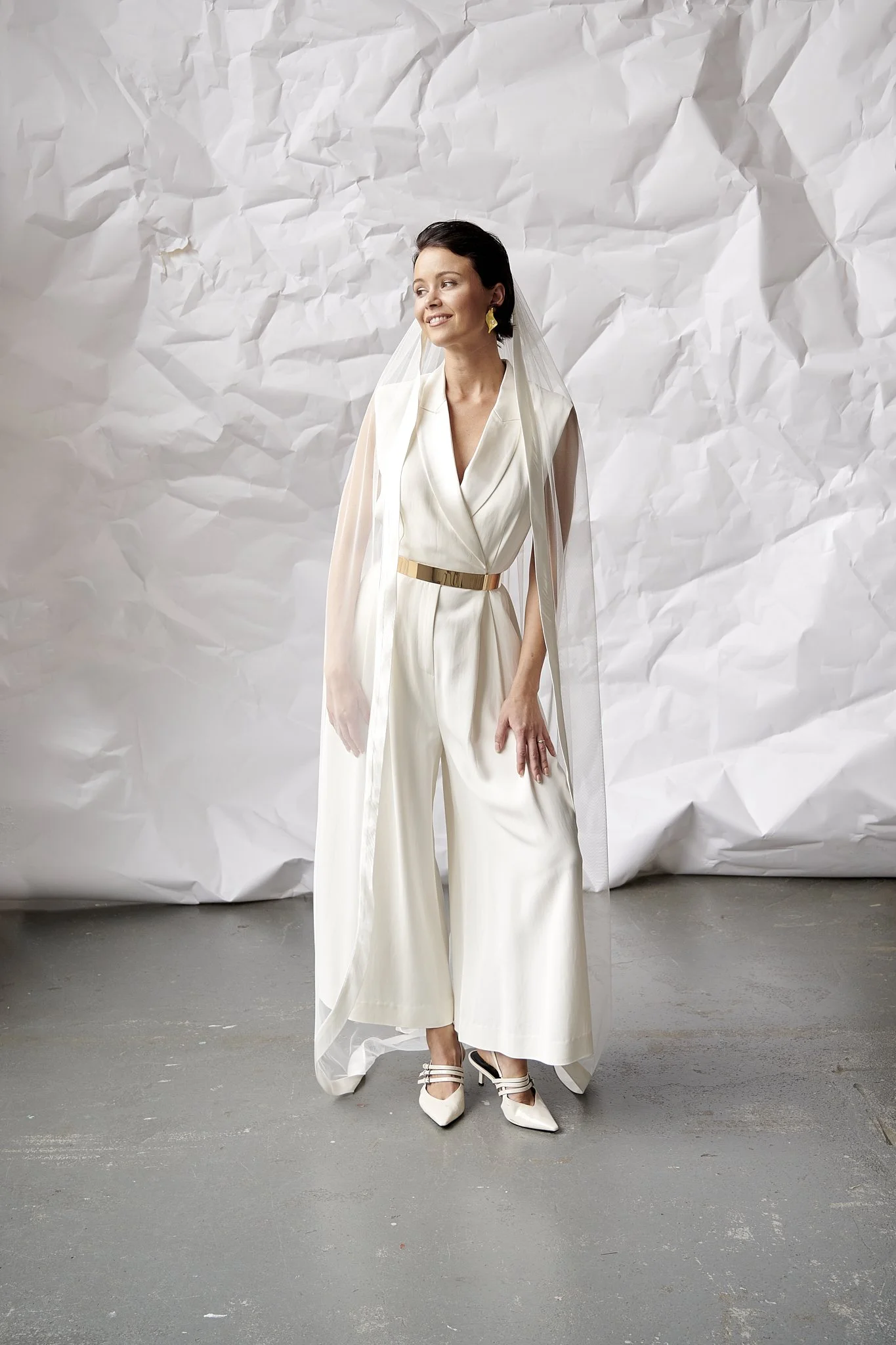 sol brudejumpsuit forfra med markerede skuldre