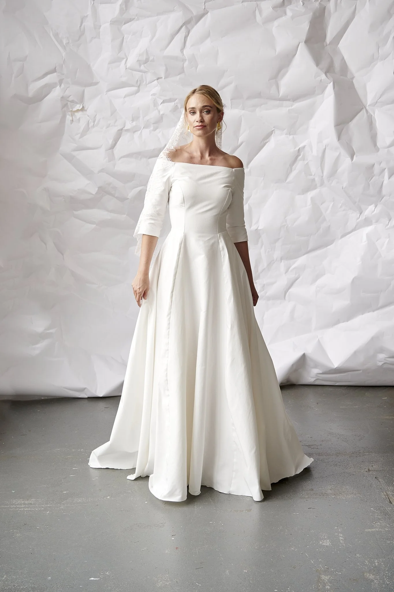 dagmar brudekjole forfra minimalistisk ballgown