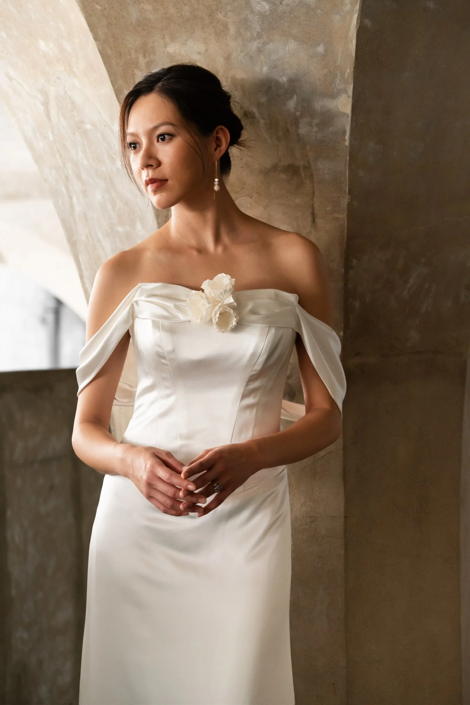 Nærbillede af Celine-brudekjolens corsage med draperede skuldre og romantisk blomsterdetalje