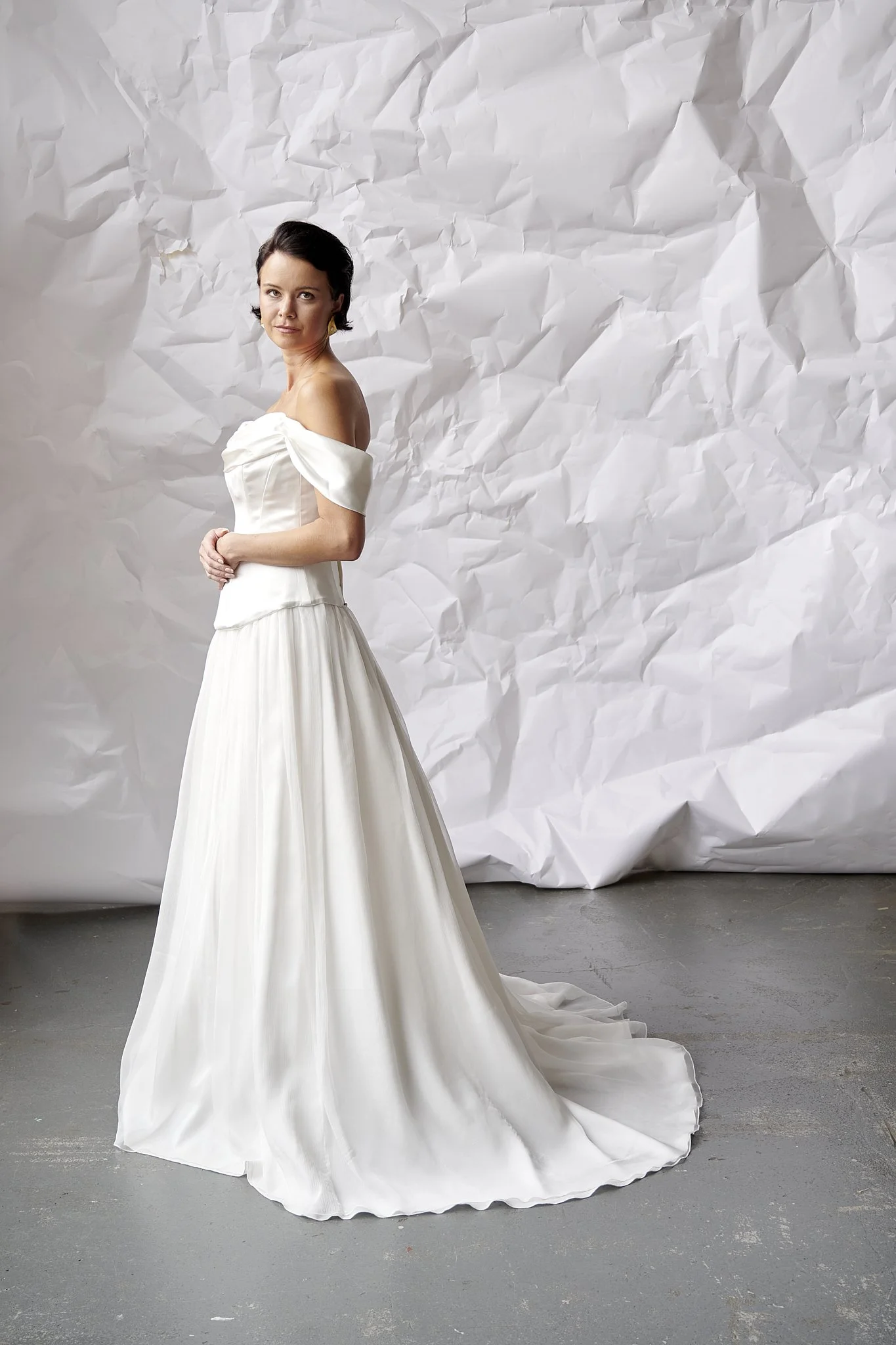 martha brudekjole side med corsage og drapering