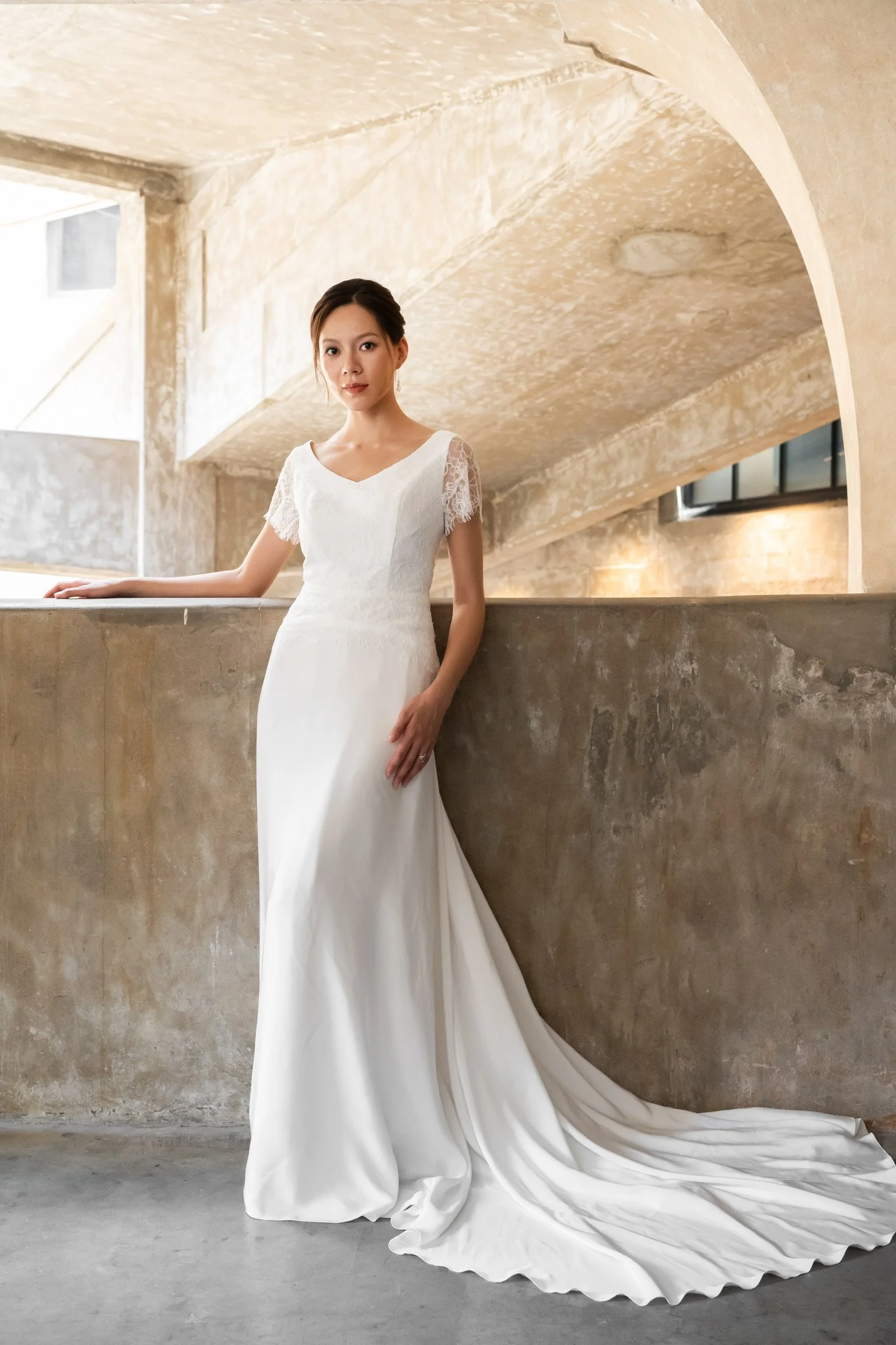 Hanna-brudekjolen fra Buch Couture set forfra med delikat blonde, V-udskæring og elegant drop-waist