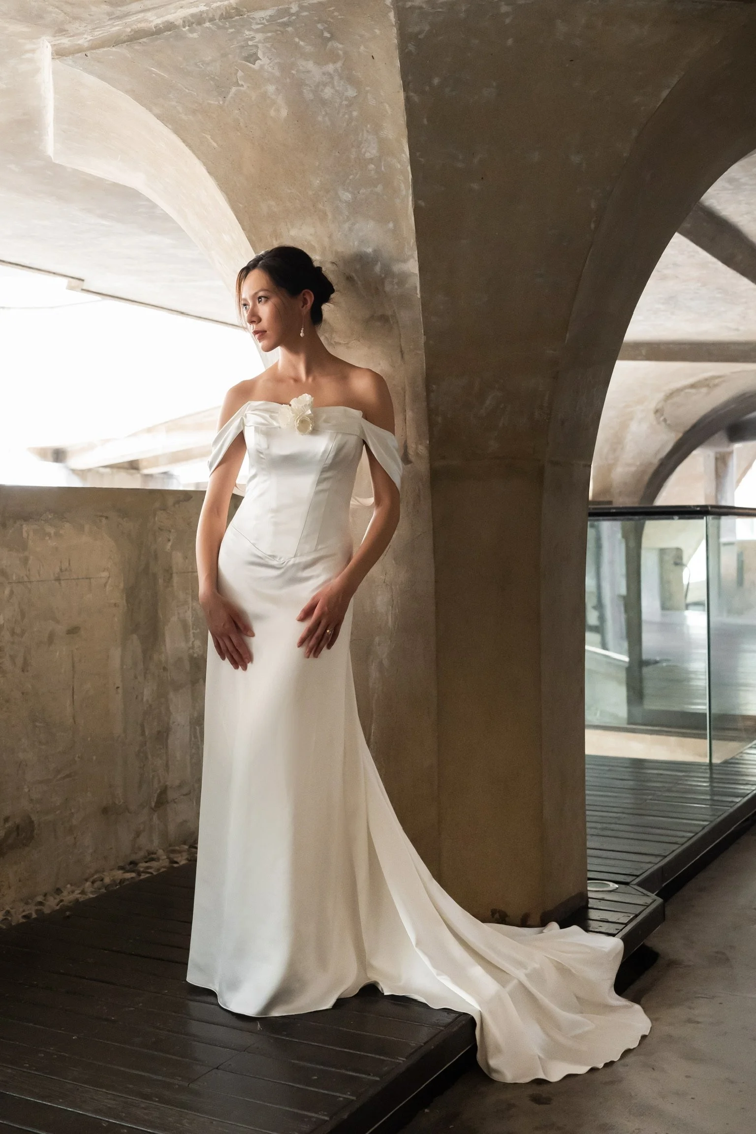 Celine-brudekjolen fra Buch Couture set forfra med corsage, draperede skuldre og tætsiddende skørt