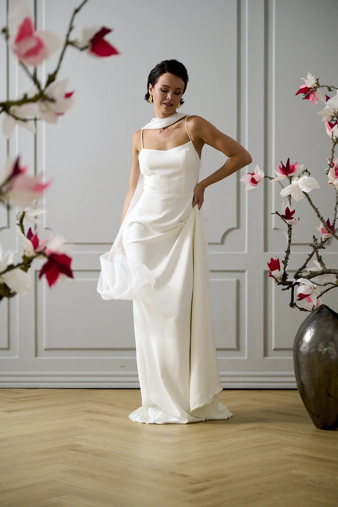 Ruth brudekjole – front view der viser perlestropper og elegant silhuet