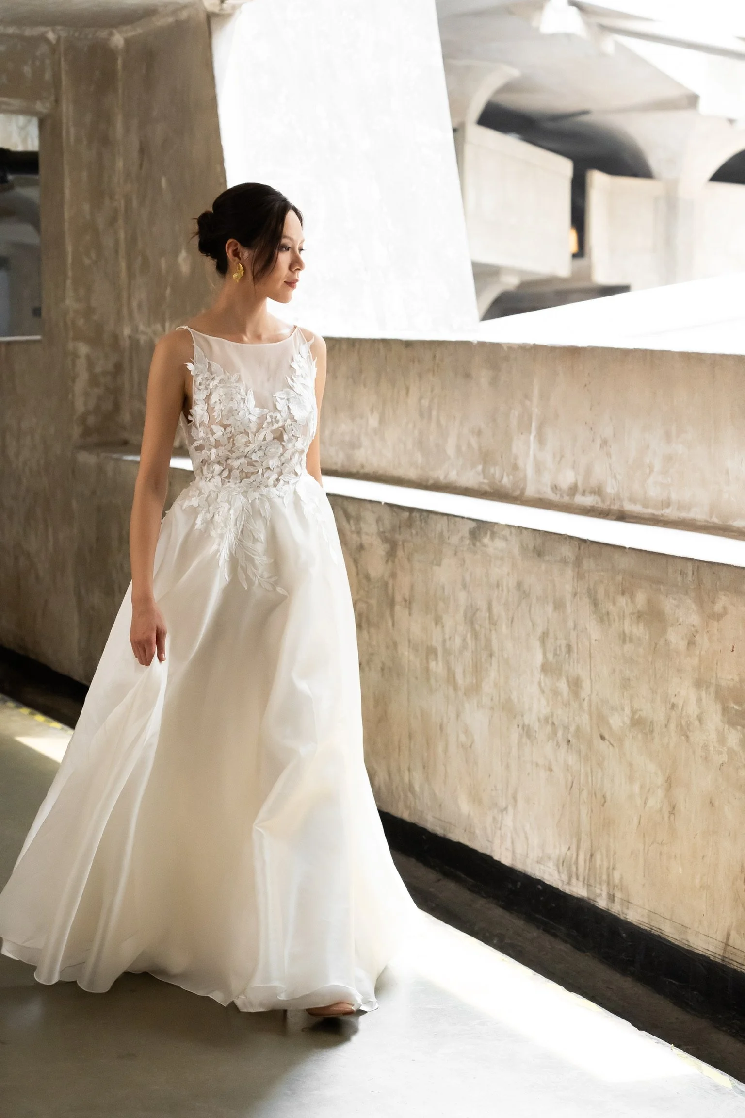 Filippa-brudekjolen i bevægelse med et brusende, voluminøst skørt i silkeorganza-satin