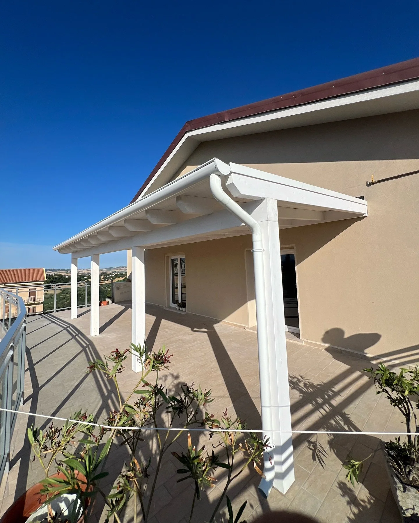 TETTOIA IN LEGNO A PARETE

📍 Macerata (MC)

Lavorazione:

&bull; montaggio struttura in legno 
&bull; montaggio copertura con perline e guaina 
&bull; montaggio lattoneria