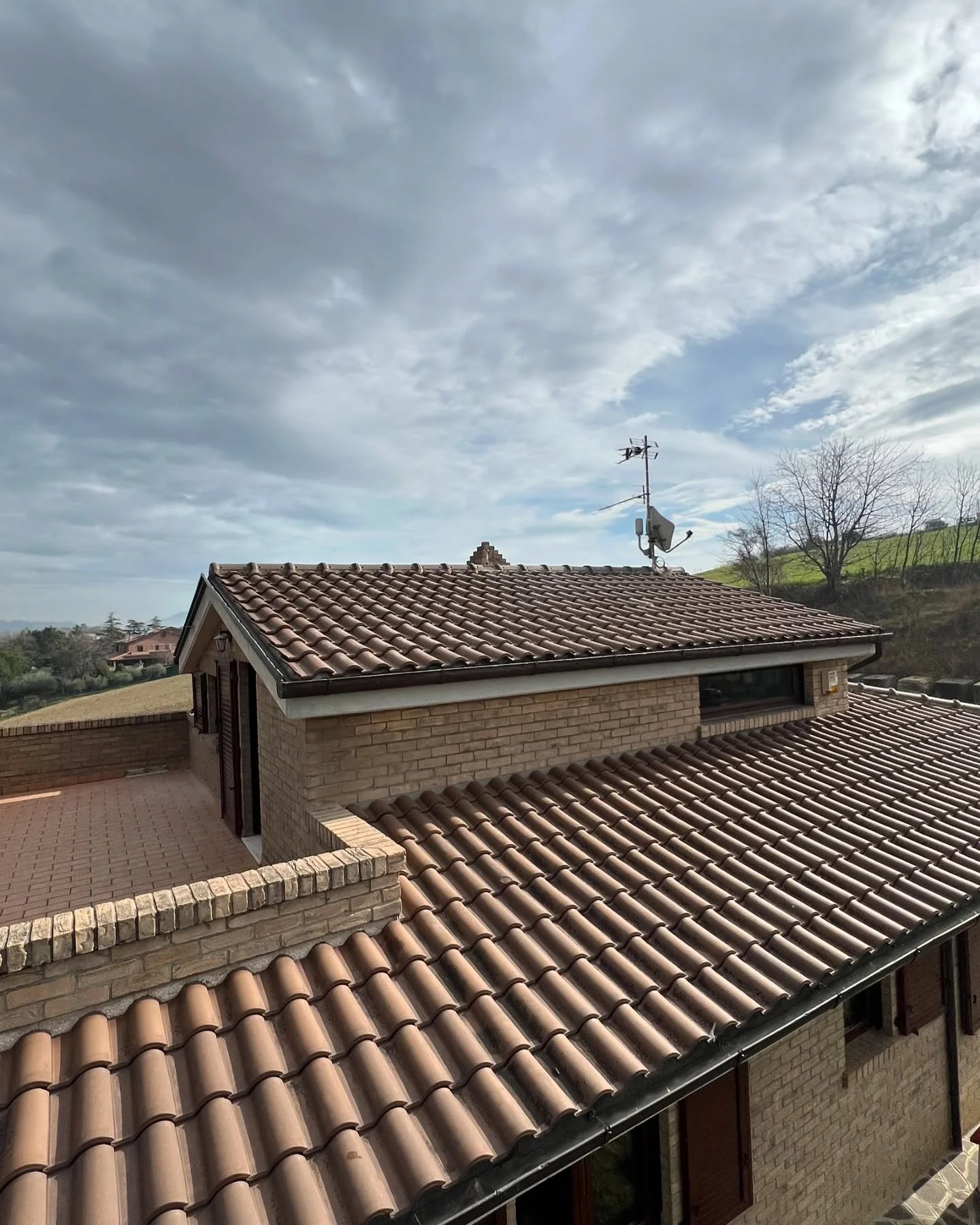 MONTAGGIO LINEA VITA E PULIZIA GRONDAIE

📍Polverigi (AN) 

Lavorazione :

&bull; installazione linea vita 
&bull; pulizia grondaie 
&bull; ispezione copertura
#riwegalineavita #rivega