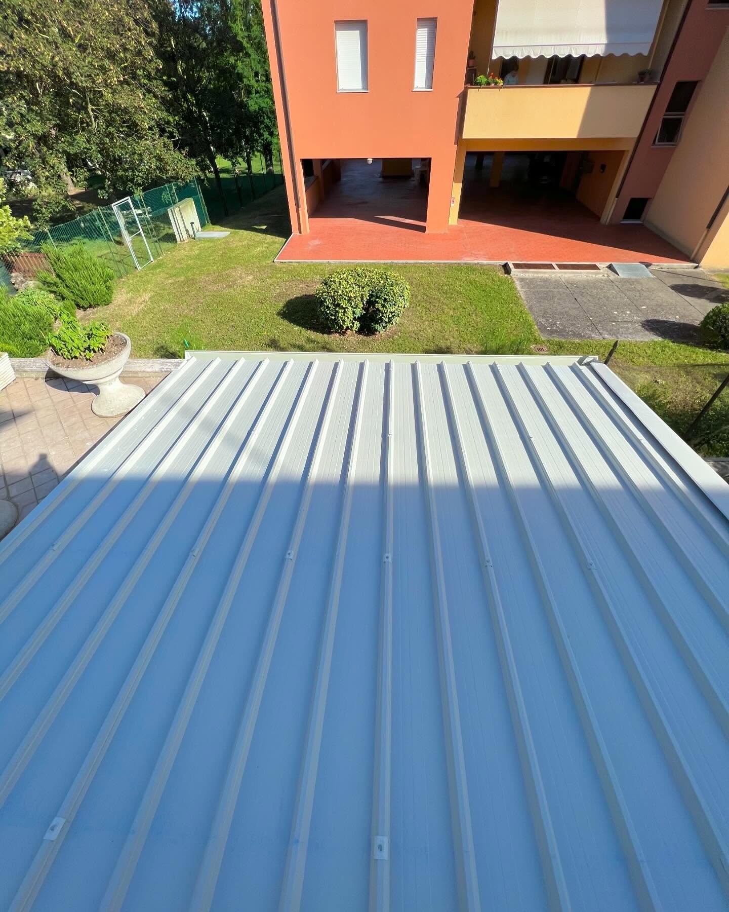 COPERTURA CON PANNELLI SANDWICH

📍Senigallia 60019 (AN)

Lavorazione:

&bull;Rimozione vecchia copertura e travi 
&bull;Posa delle nuove travi e nuova copertura in pannelli sandwich 
&bull;Posa nuova lattoneria su misura