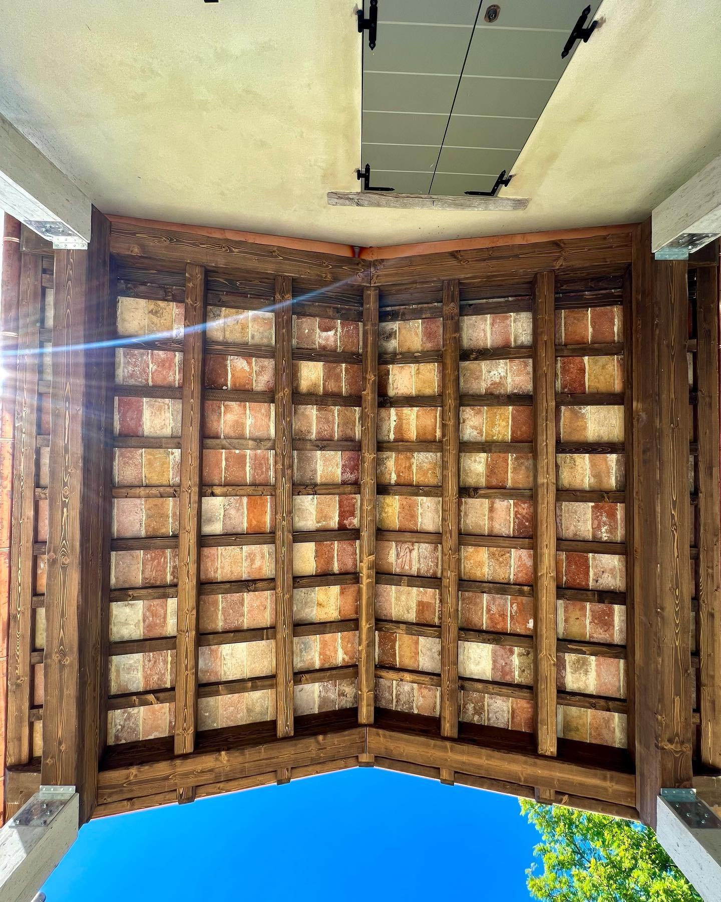 TETTOIA IN LEGNO E PIANELLE ANTICHE 

📍Arcevia 60011 (AN) 

Lavorazione:

&bull;Struttura in legno lamellare di abete con finitura spazzolata e tinta noce scuro 
&bull; Copertura con pianelle antiche , guaina e coppi antichi
&bull; Scossaline ,grond