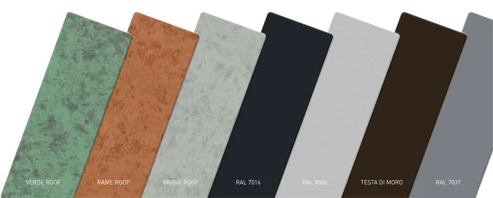 Set di sette campioni di colore per copertine di tetti, con colori che includono verde, rame, grigio, nero, grigio chiaro, marrone e grigio scuro, ciascuno etichettato con la rispettiva descrizione e codice colore.