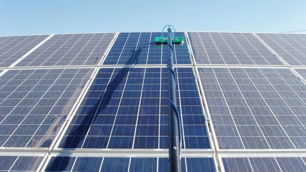 lavaggio pannelli solari sul tetto di un edificio