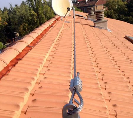 Tetto con copertura in tegole di terracotta e installazione linea vita