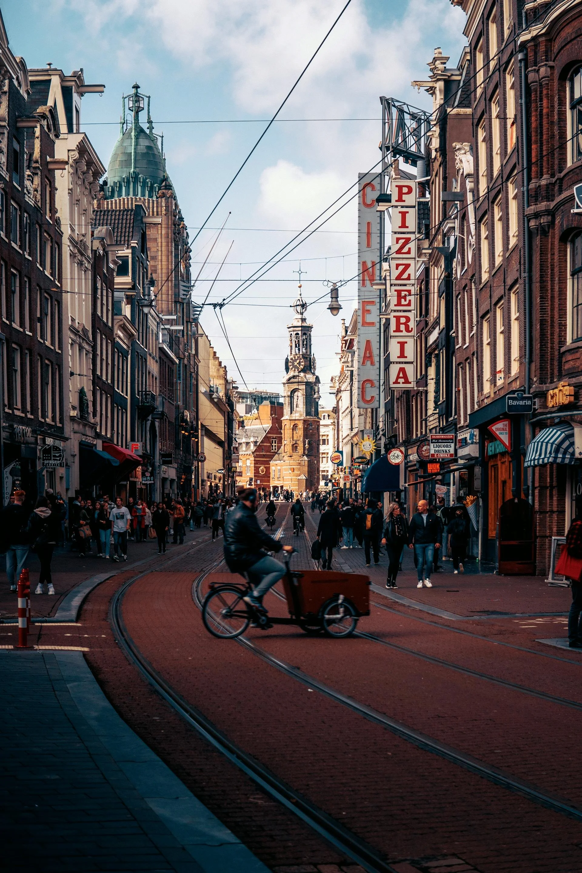 Vie quotidienne dans le centre d’Amsterdam, entre vélos, commerces et architecture historique