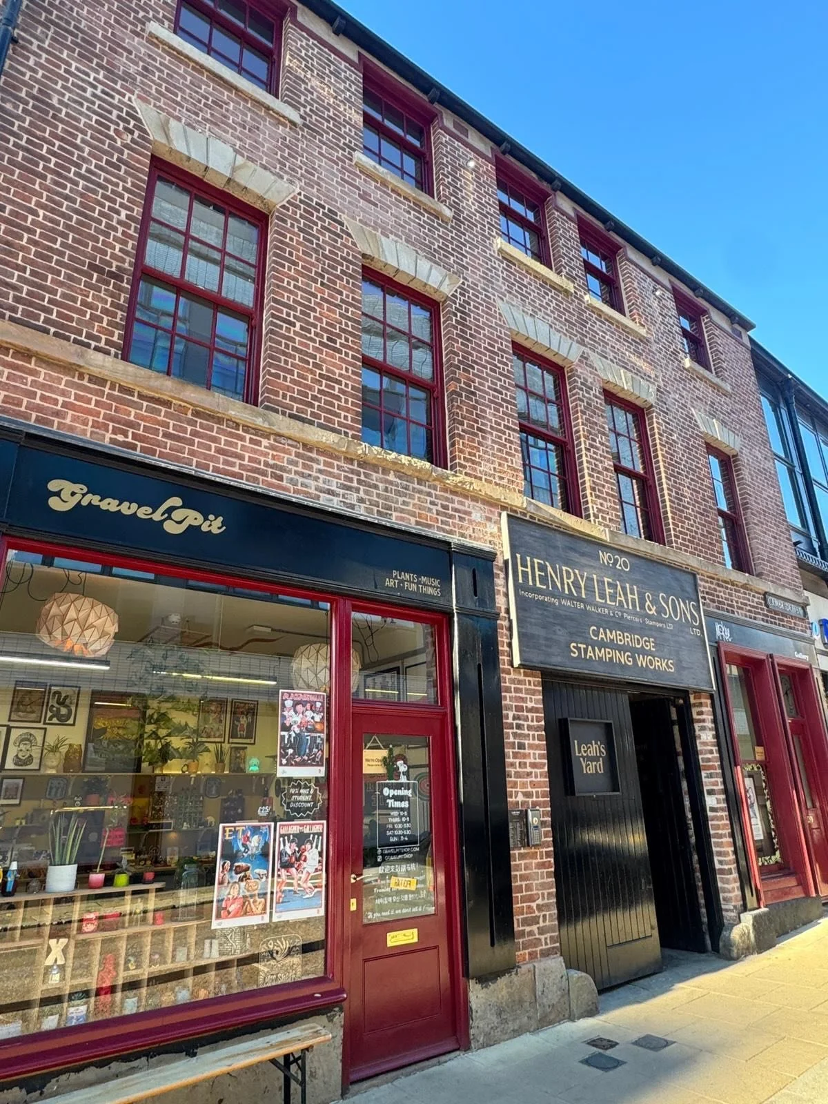 A little sunshine this Valentine&rsquo;s Day 🌞💗

We&rsquo;re open from 10am. 

Love Leah&rsquo;s x