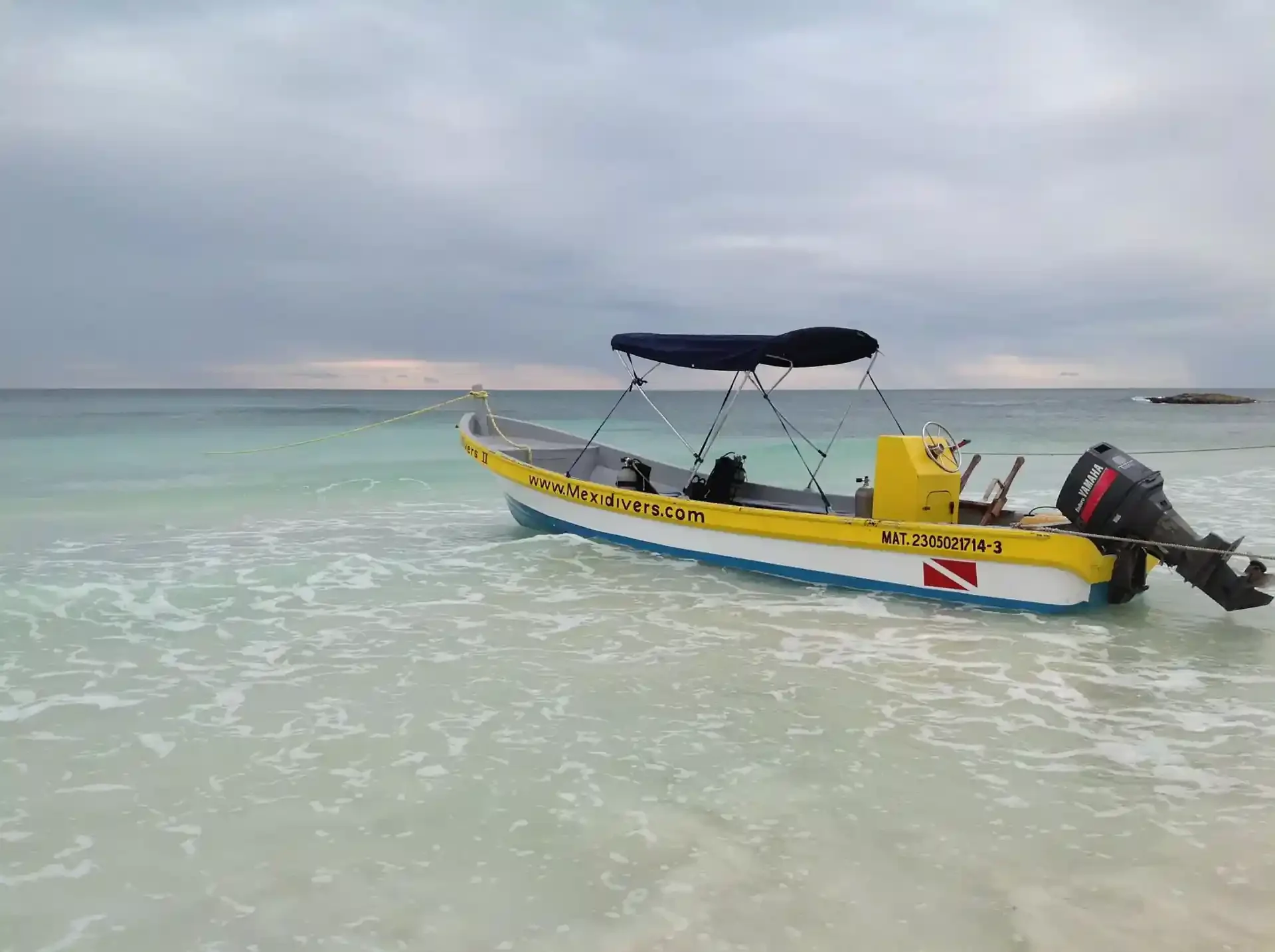 Mexidivers dive boat on Tulum Beach for reef diving and professional Divemaster training