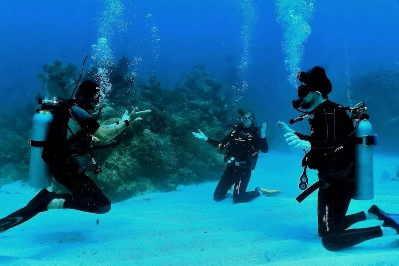 Instructor teaching bouyancy skills at an advance open water course in tulum mexico